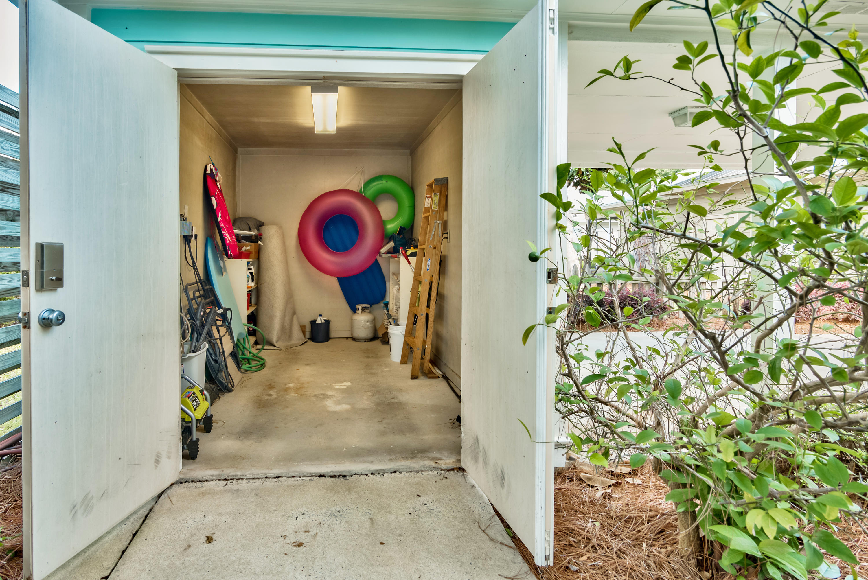 CRYSTAL LAKE - Residential