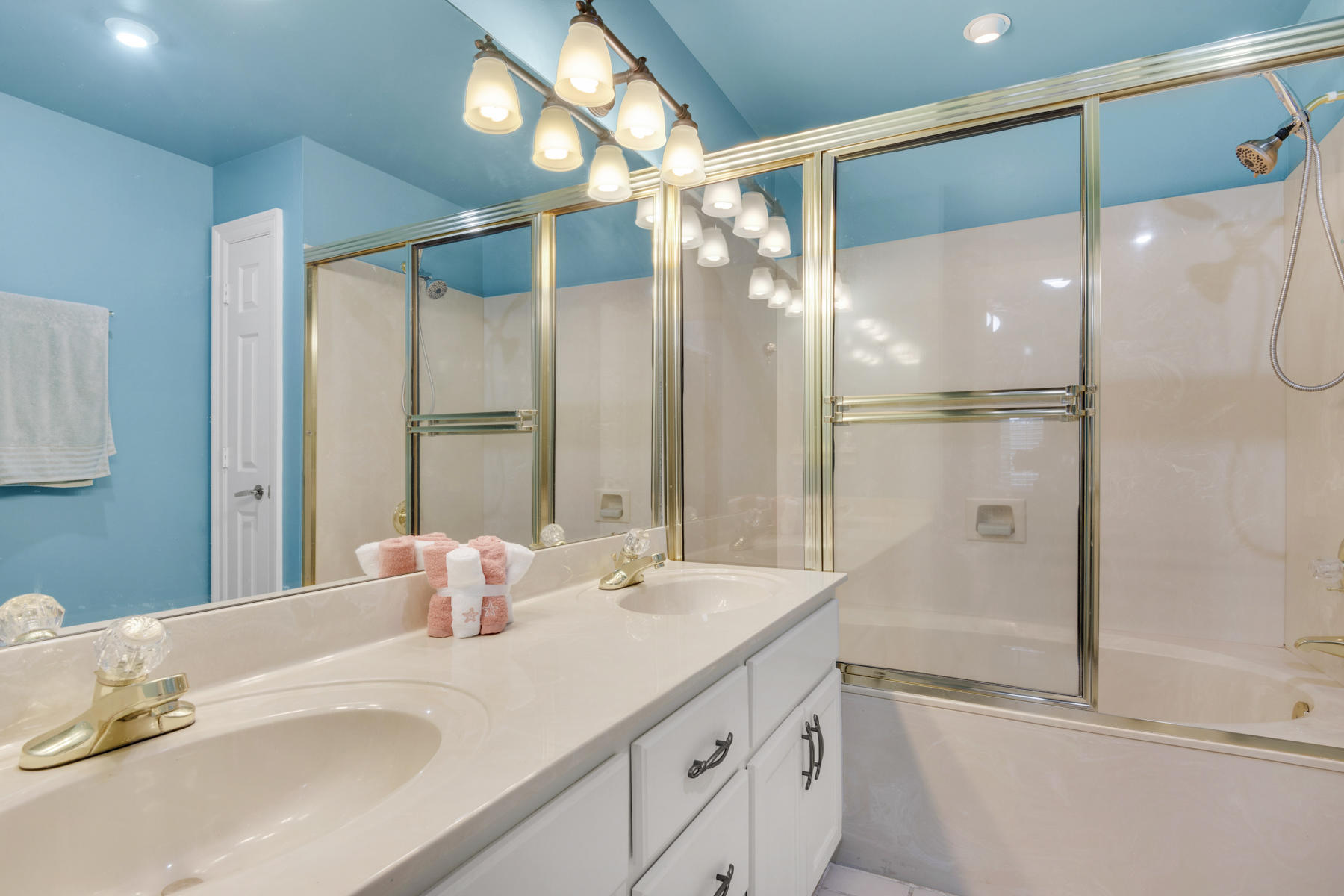 VANTAGE POINTE - Residential