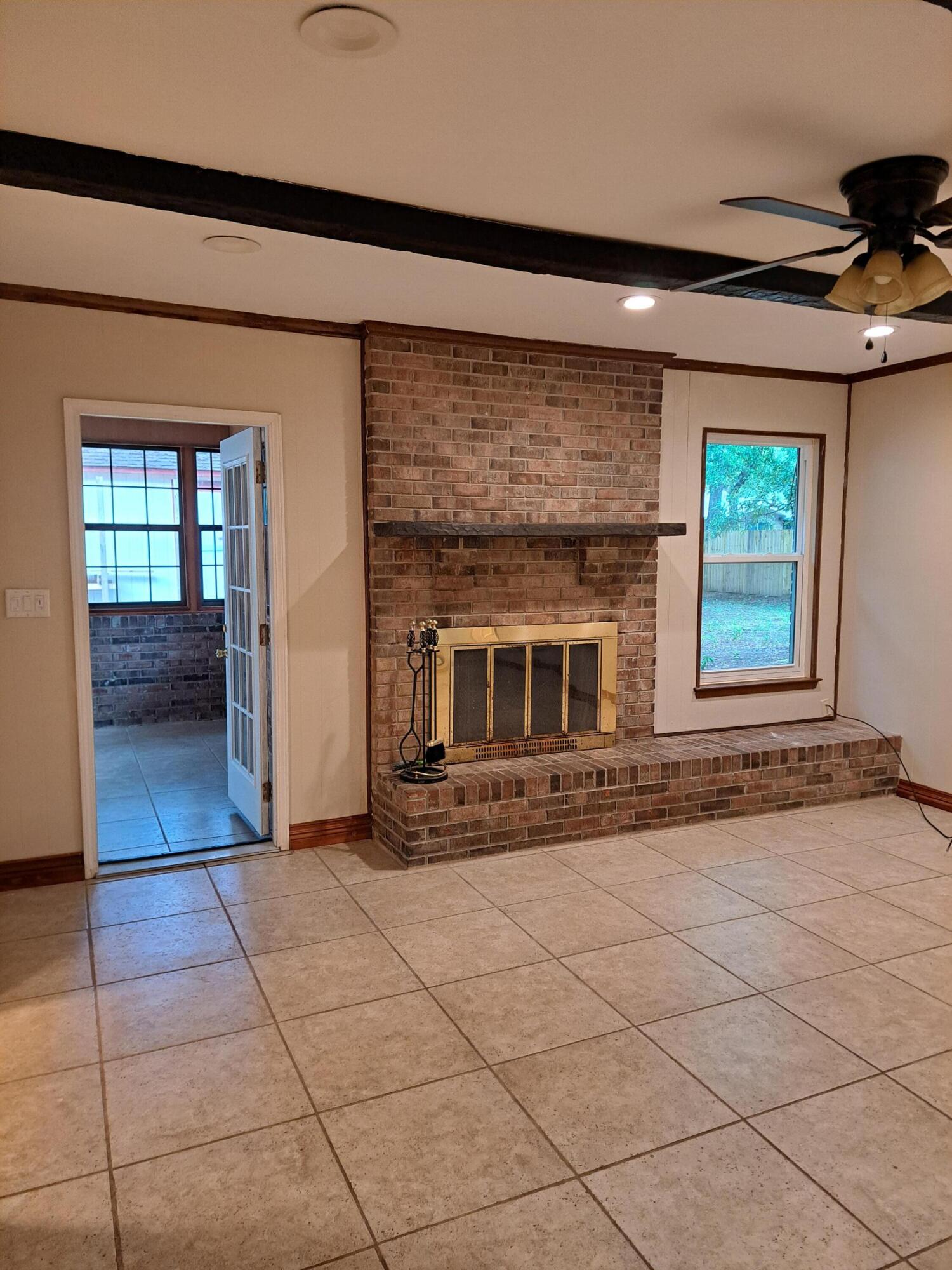 COLLEGE WOOD - Residential Lease