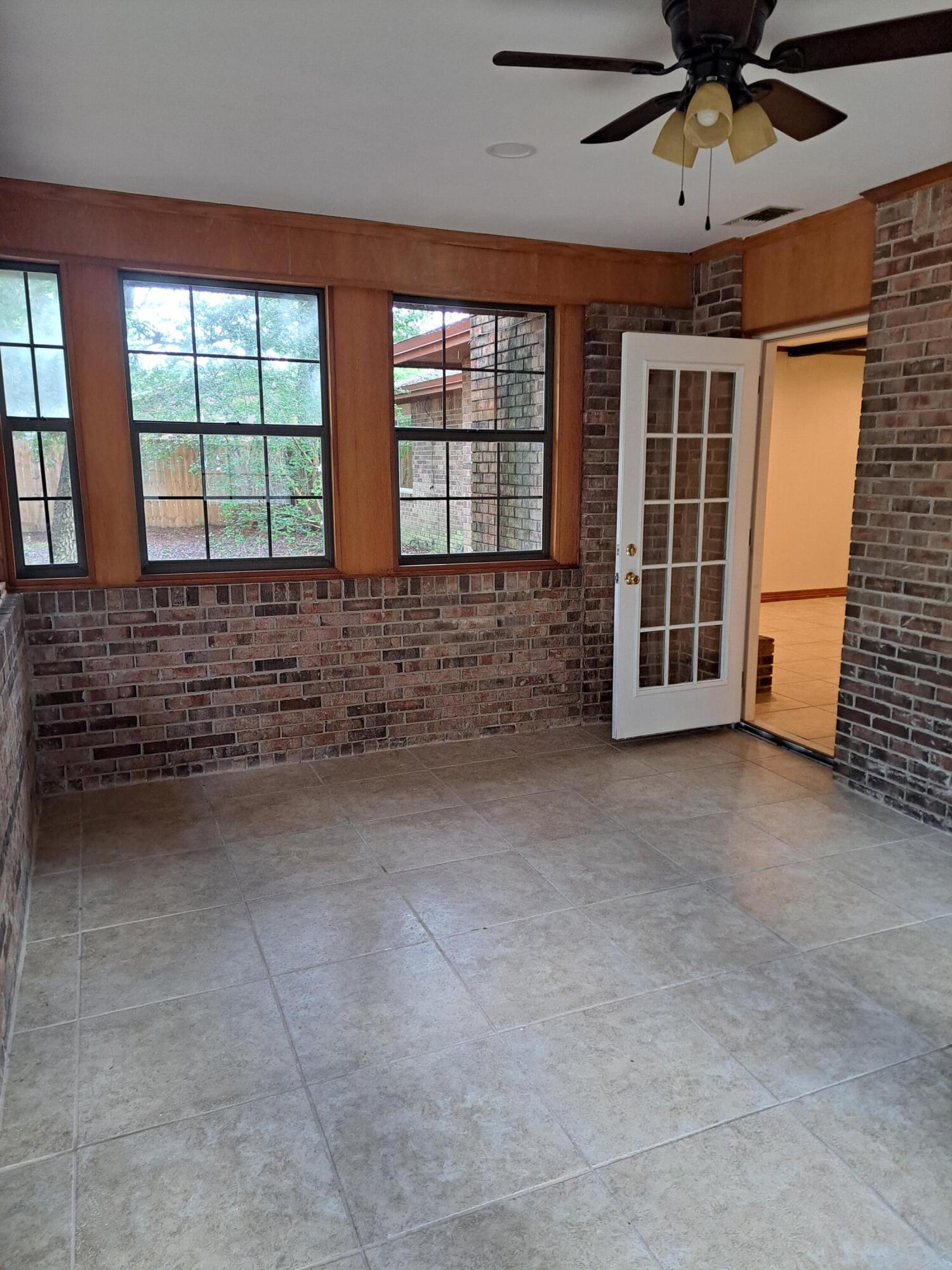 COLLEGE WOOD - Residential Lease