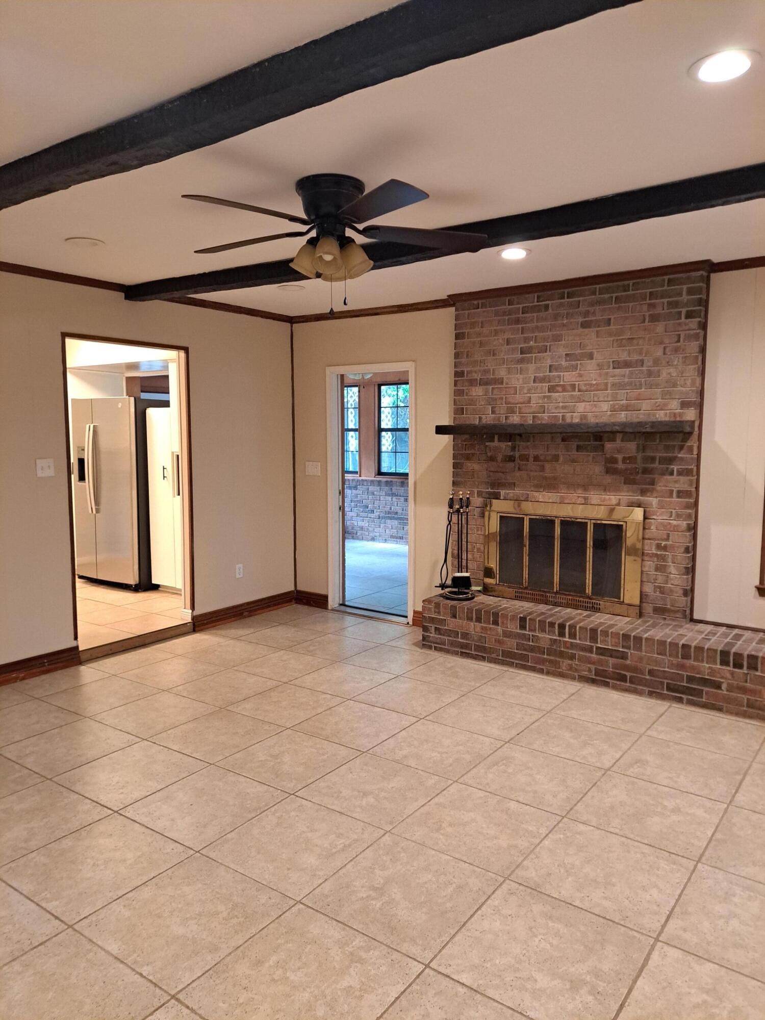 COLLEGE WOOD - Residential Lease