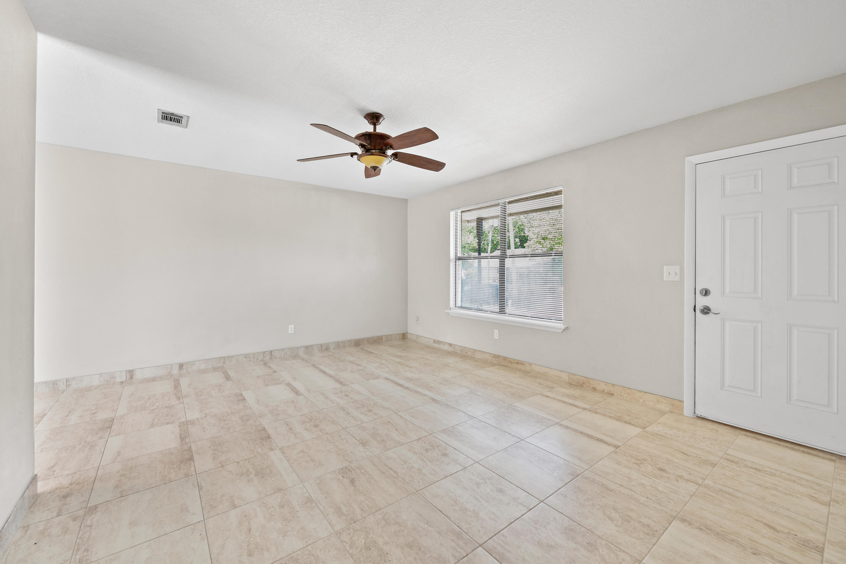 CHATEAU PRES DE LA MER - Residential Lease