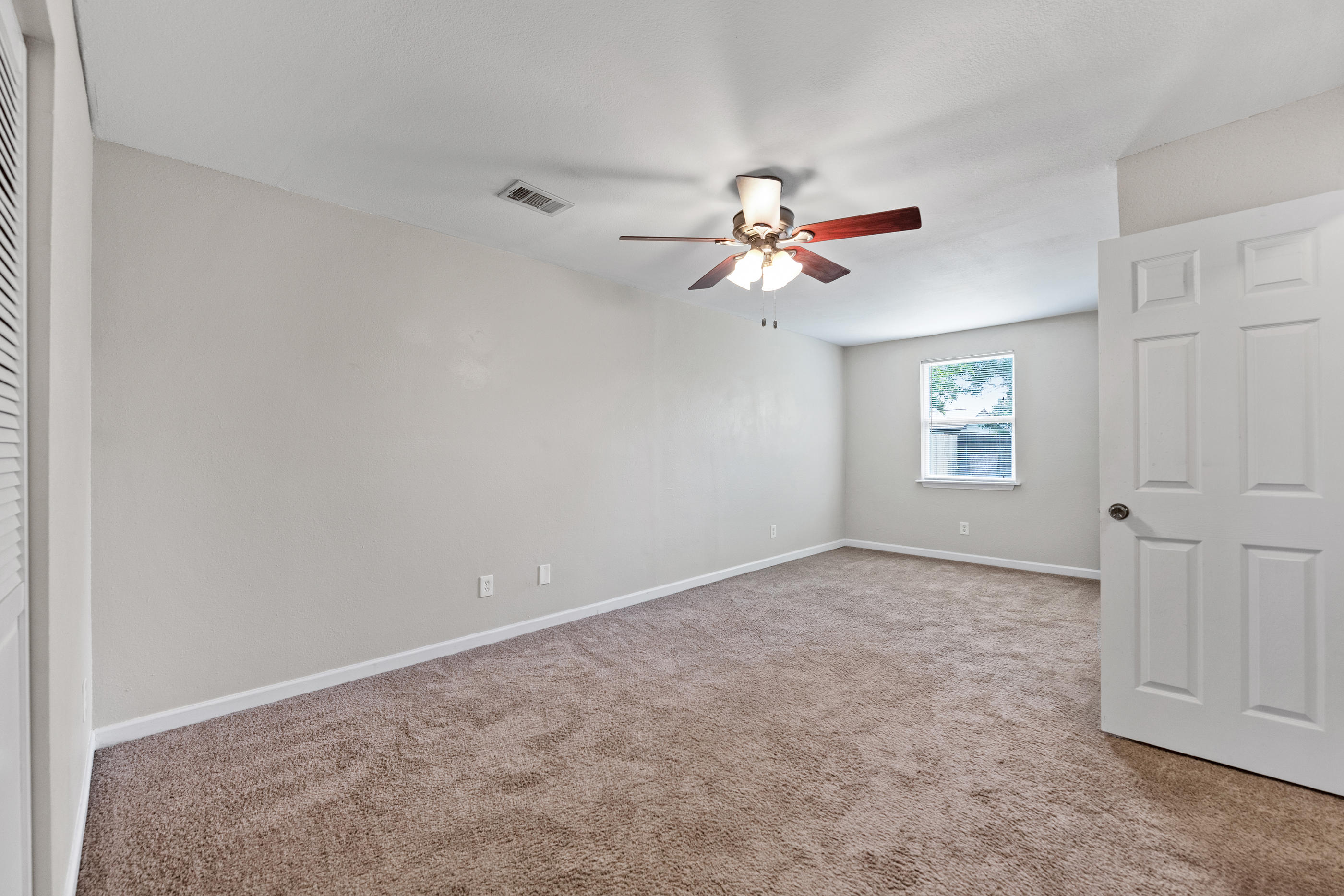 CHATEAU PRES DE LA MER - Residential Lease