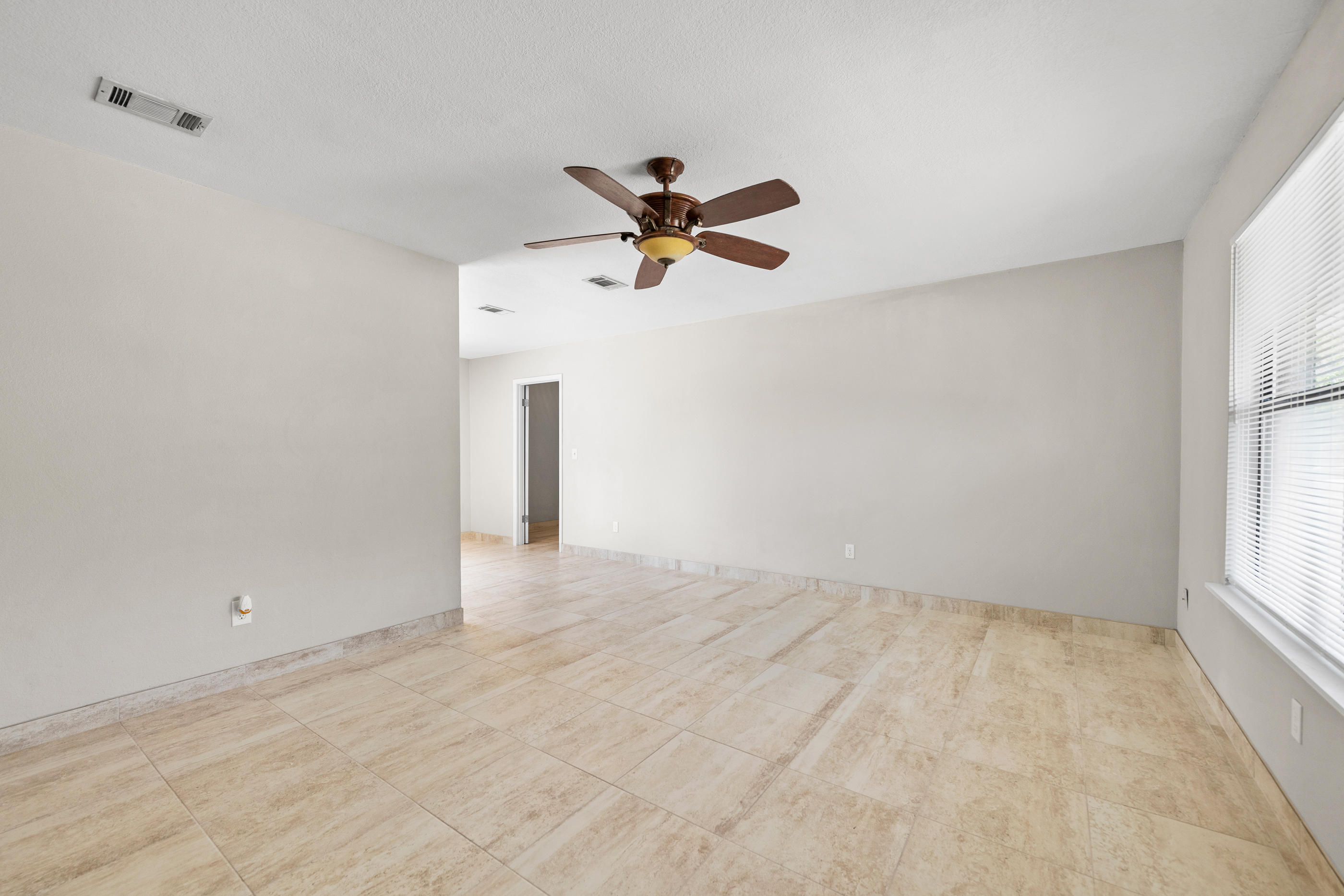 CHATEAU PRES DE LA MER - Residential Lease