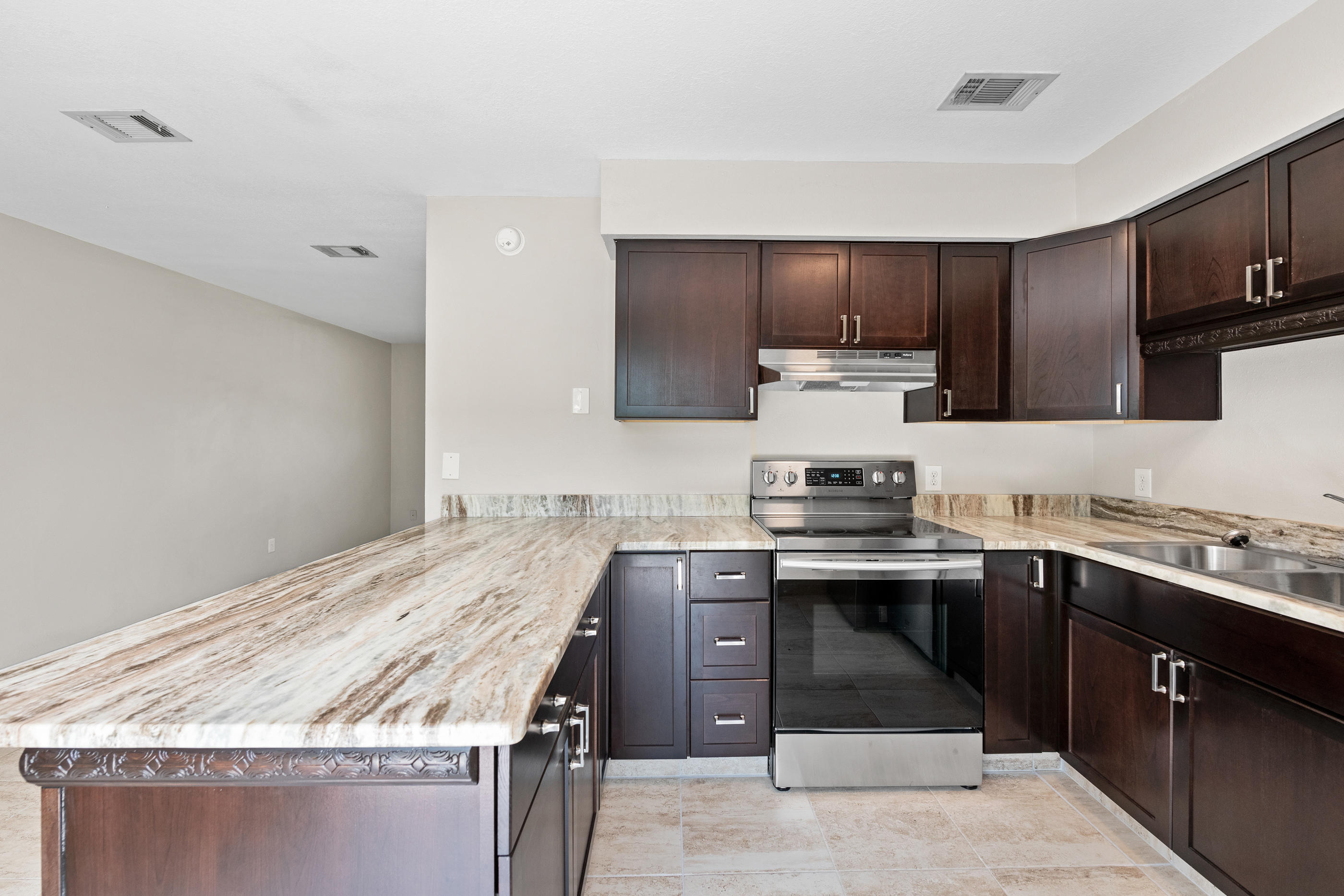 CHATEAU PRES DE LA MER - Residential Lease