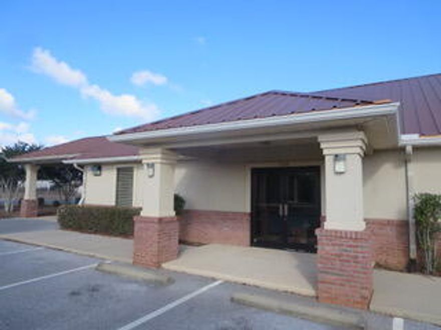 2000 SF Medical Office Space centrally located in Crestview, FL.  This medical park is home to many different medical users.  Easy access & great parking.  This open floor plan can be used by many different disciplines.