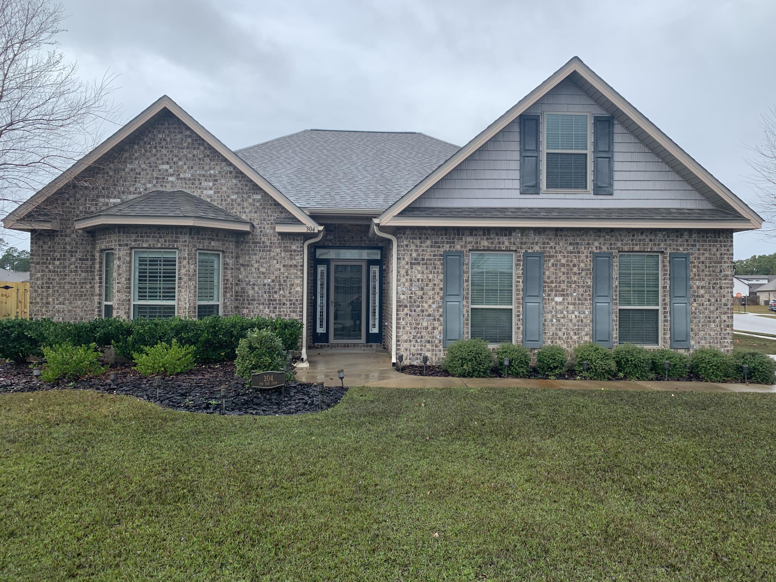 Beautiful home on large corner lot in Driftwood Estates! The kitchen features beautiful cabinets, granite countertops and stainless-steel appliances. Relax in the open concept family room with triple tray ceilings. Enjoy entertaining guests in the spacious sunroom and BBQ cookouts in the backyard. The on-suite bath offers a large walk-in shower and double vanities. There are 3 spacious bedrooms, 2 full baths and an extra room for a ''man cave'' or hobby area.