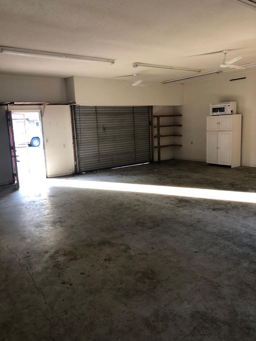 Hard to come by warehouse space in Fort Walton Beach! Great space for commercial/industrial use. Roll up door, restroom and window AC. Plenty of parking. Unit C1