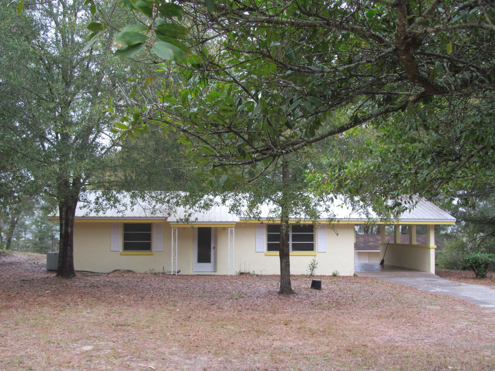 Attention fishermen, water skiers, jet skiers, and all other watersport enthusiasts! Check out this fixer upper located on Lake Stanley. Price reflects the fact that the home needs a little love. But it is located on one of the few natural lakes in Walton County that allows water skiing,and jet skiing. Property being sold ''As Is.'' Seller will do no repairs to property. Cash buyers only. Seller firm on price.