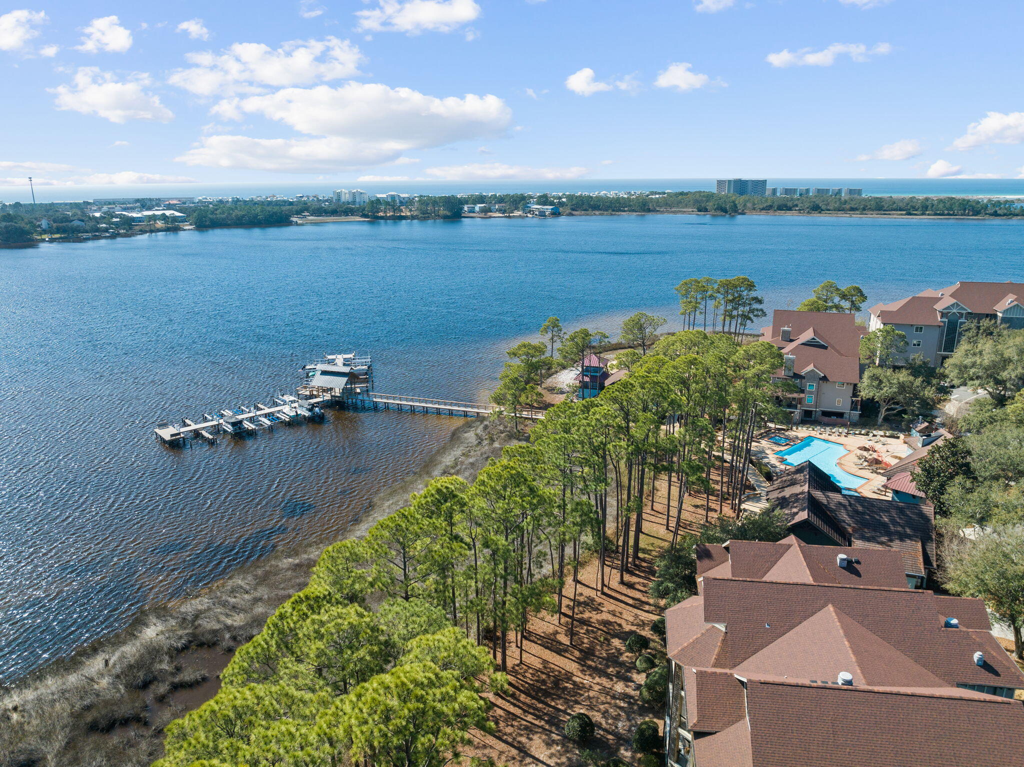 WILD HERON LAKESIDE LODGE - Residential
