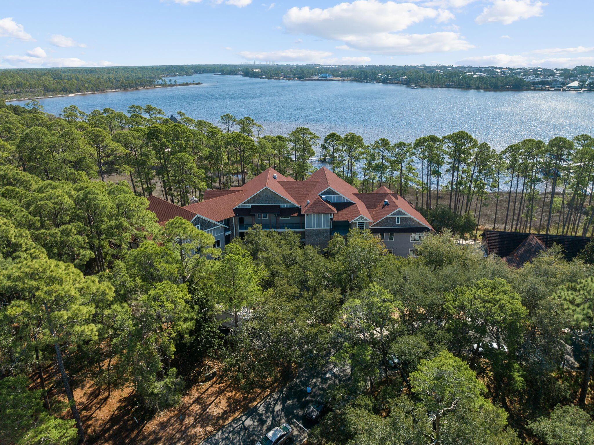 WILD HERON LAKESIDE LODGE - Residential