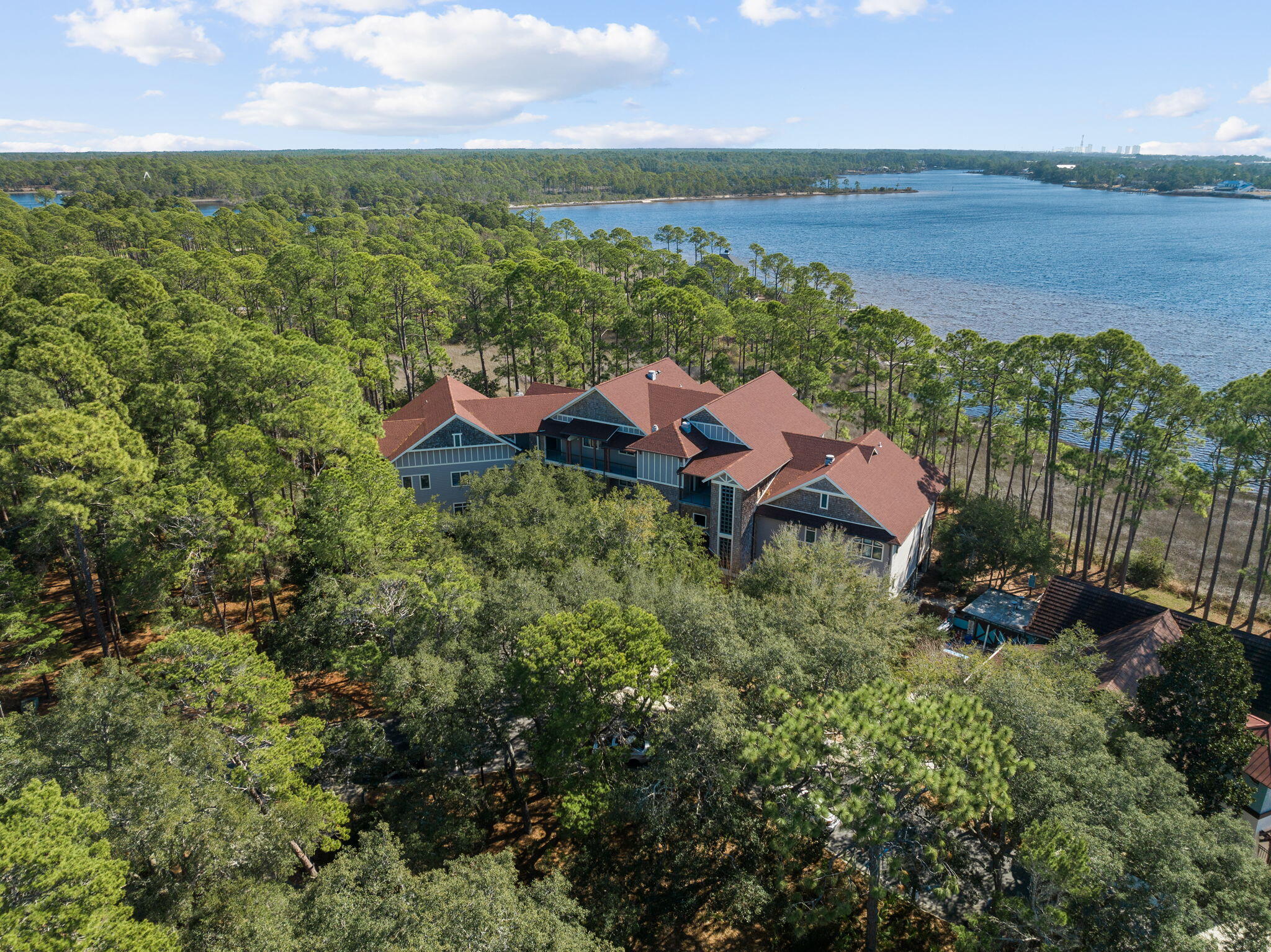 WILD HERON LAKESIDE LODGE - Residential