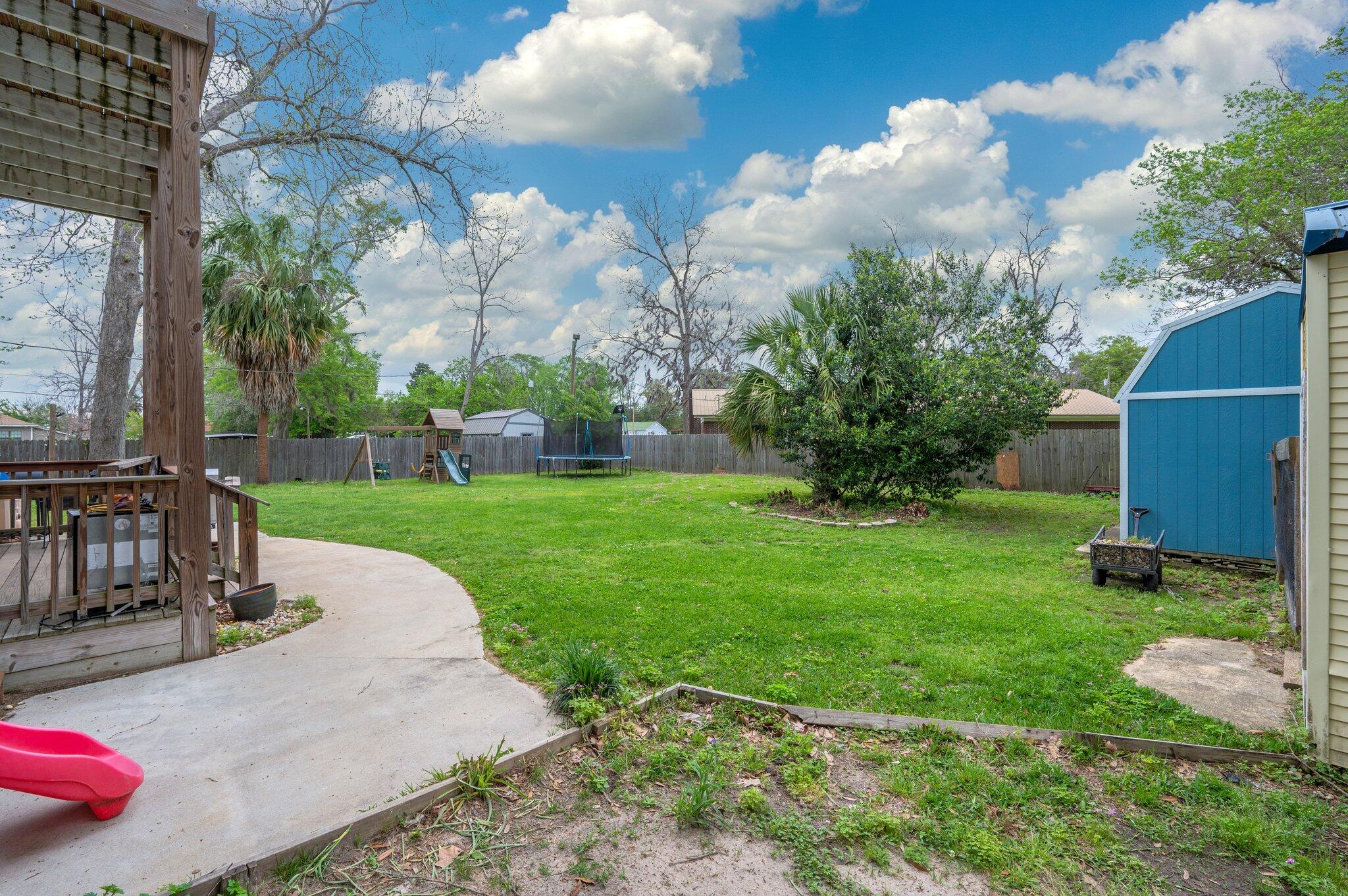 LOTS 17 & 18 BLK 18 HUGHES - Residential