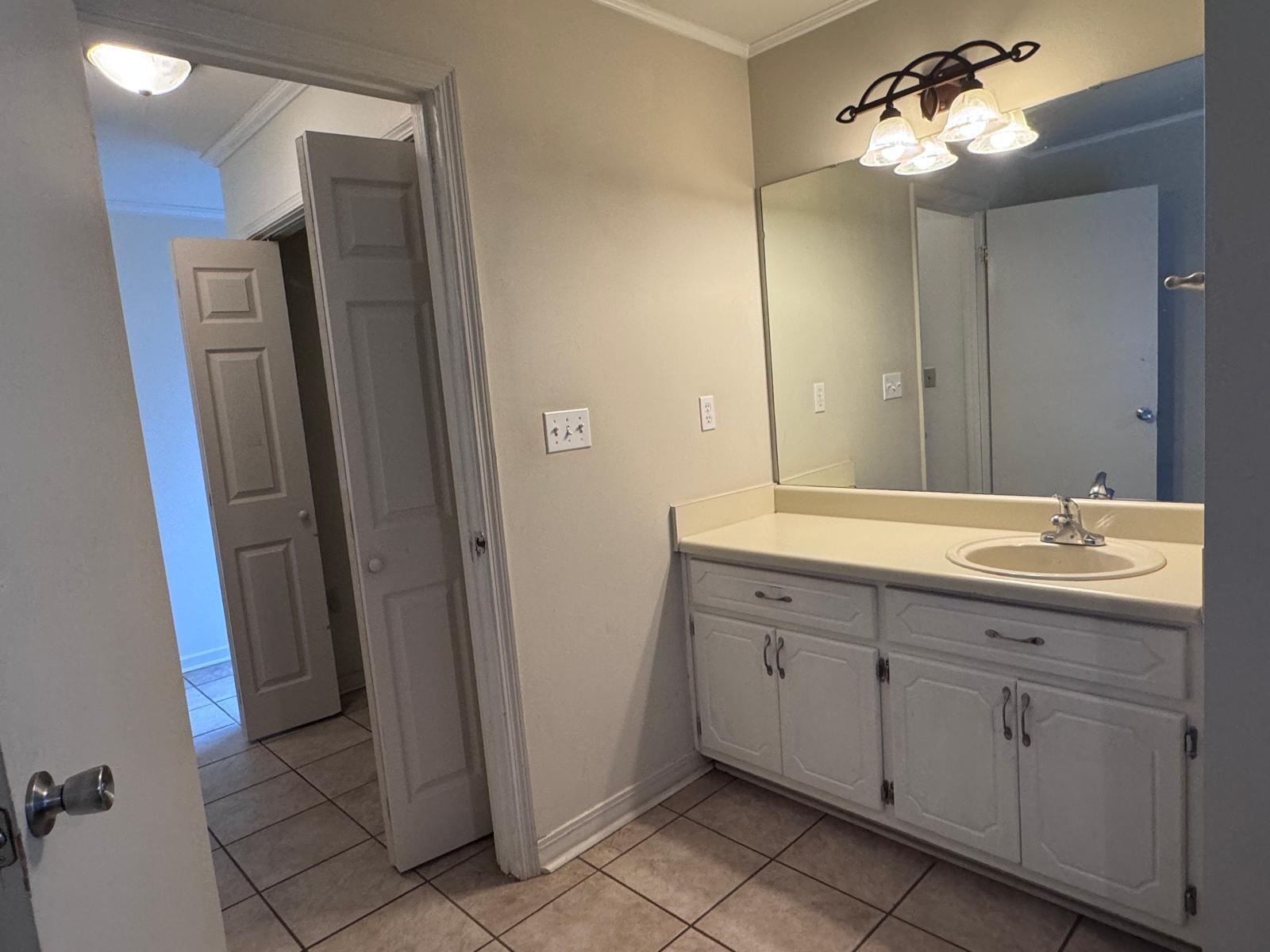 SHOAL CREEK MANOR WEST - Residential Lease