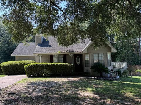 Photo of 207 W Pinoak Court, Crestview, FL 32539 (MLS # 991387)