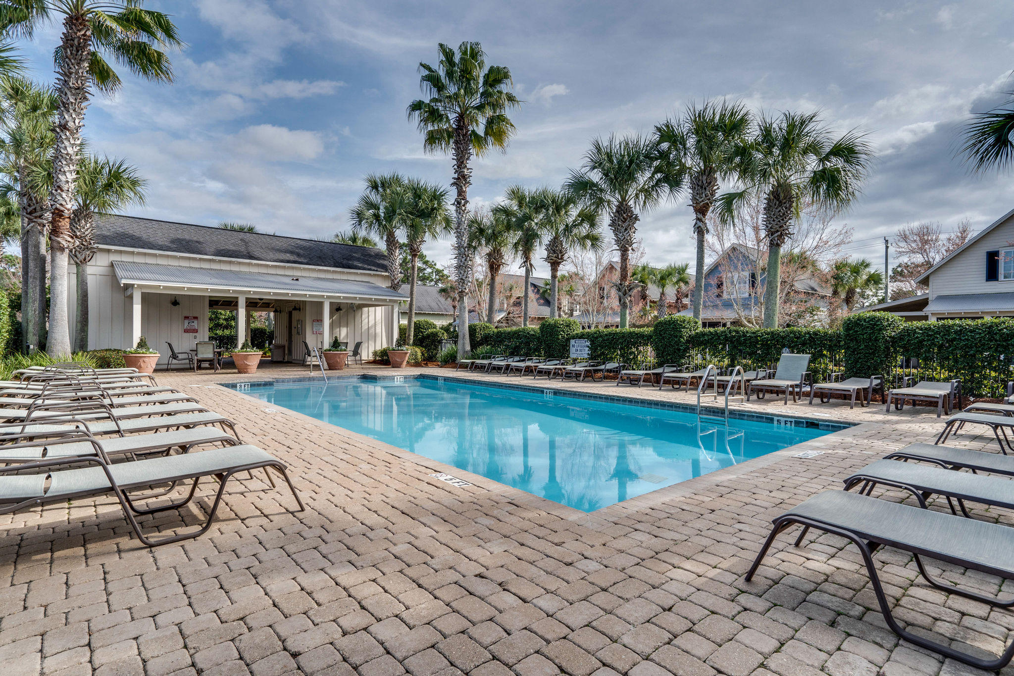 BUNGALOS AT SANDESTIN - Residential