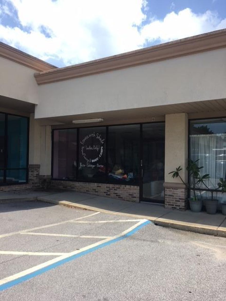 1,000 SF, open floorpla, retail/office unit formerly occupied by a dance studio. This plaza is is easily accessible from both Jonquil and Mary Esther Cutoff and adjoins the Publix/TJ MAX Shopping Center.