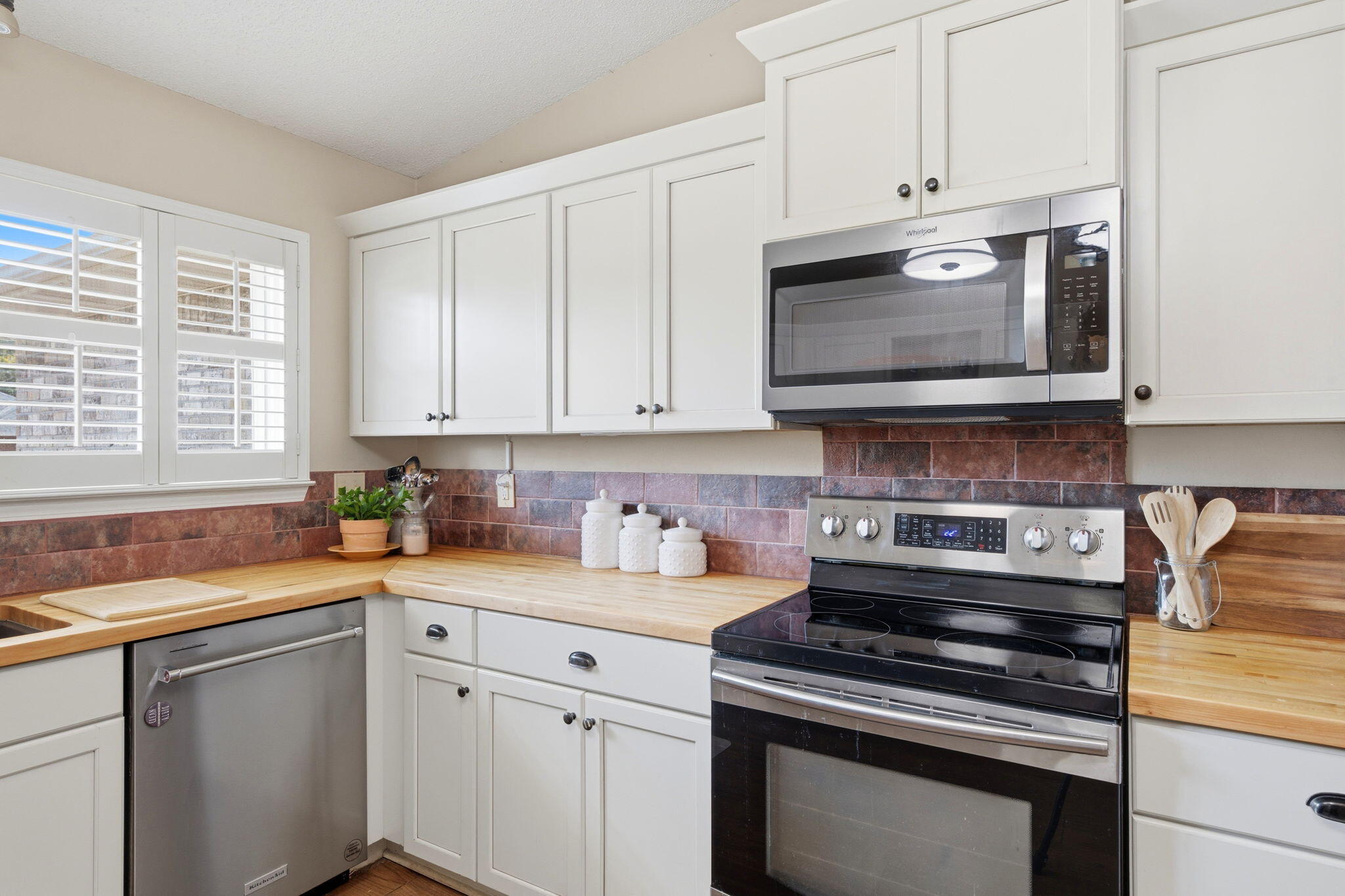 ROBLEDAL ESTATES - Residential