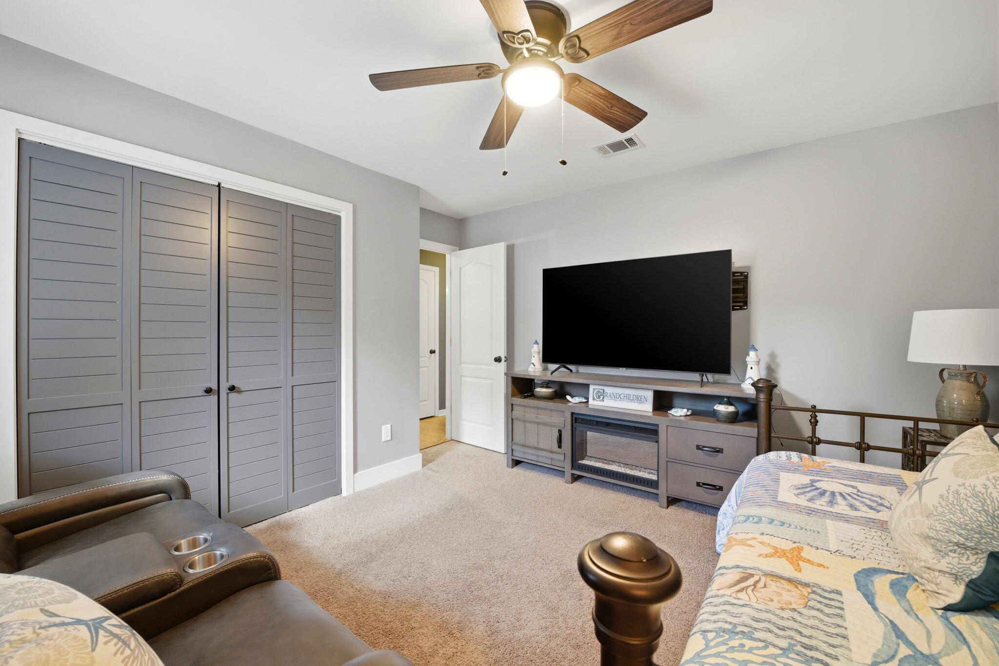 ROBLEDAL ESTATES - Residential