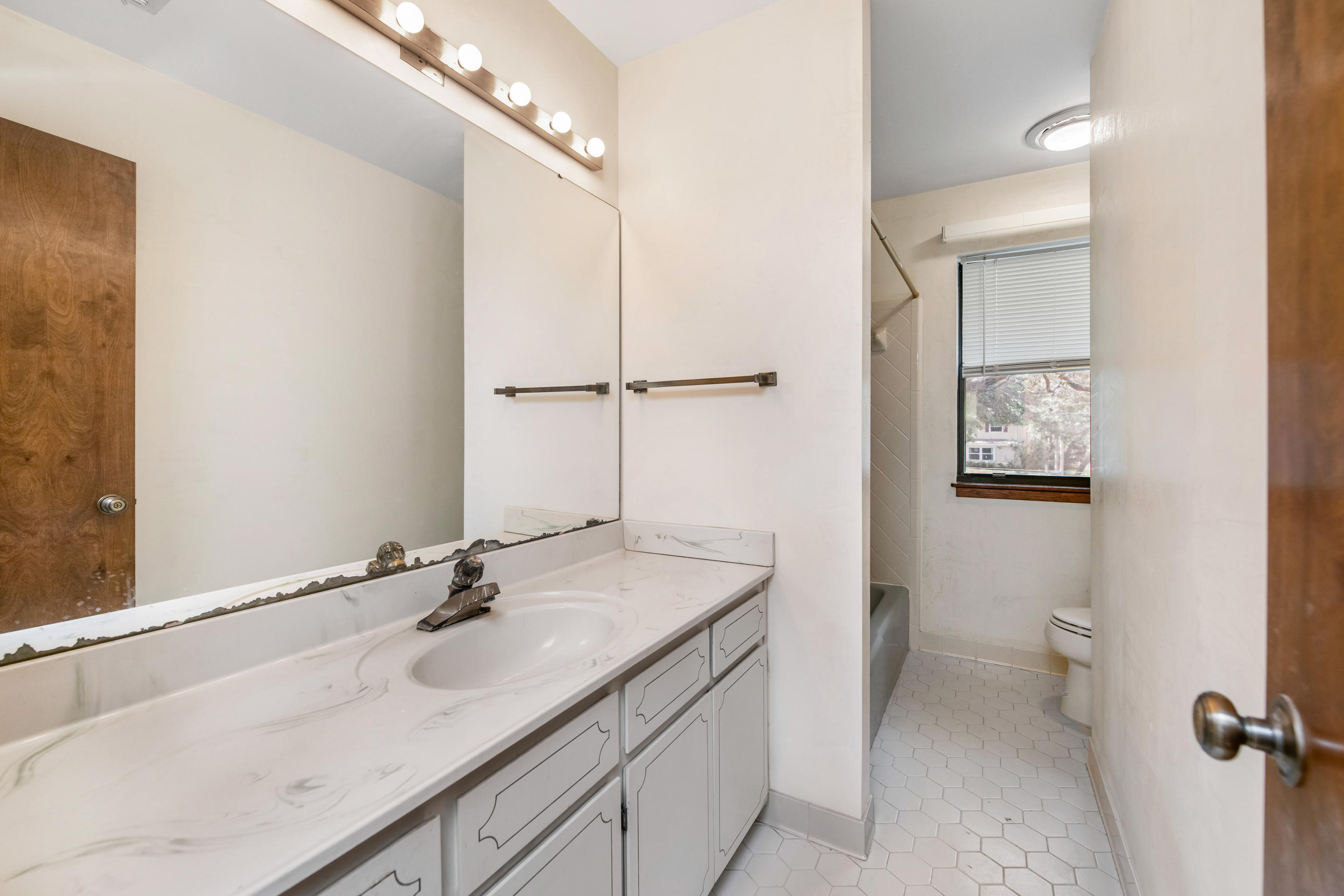 BAYOU WOODS 4TH ADDN LOT 9 - Residential