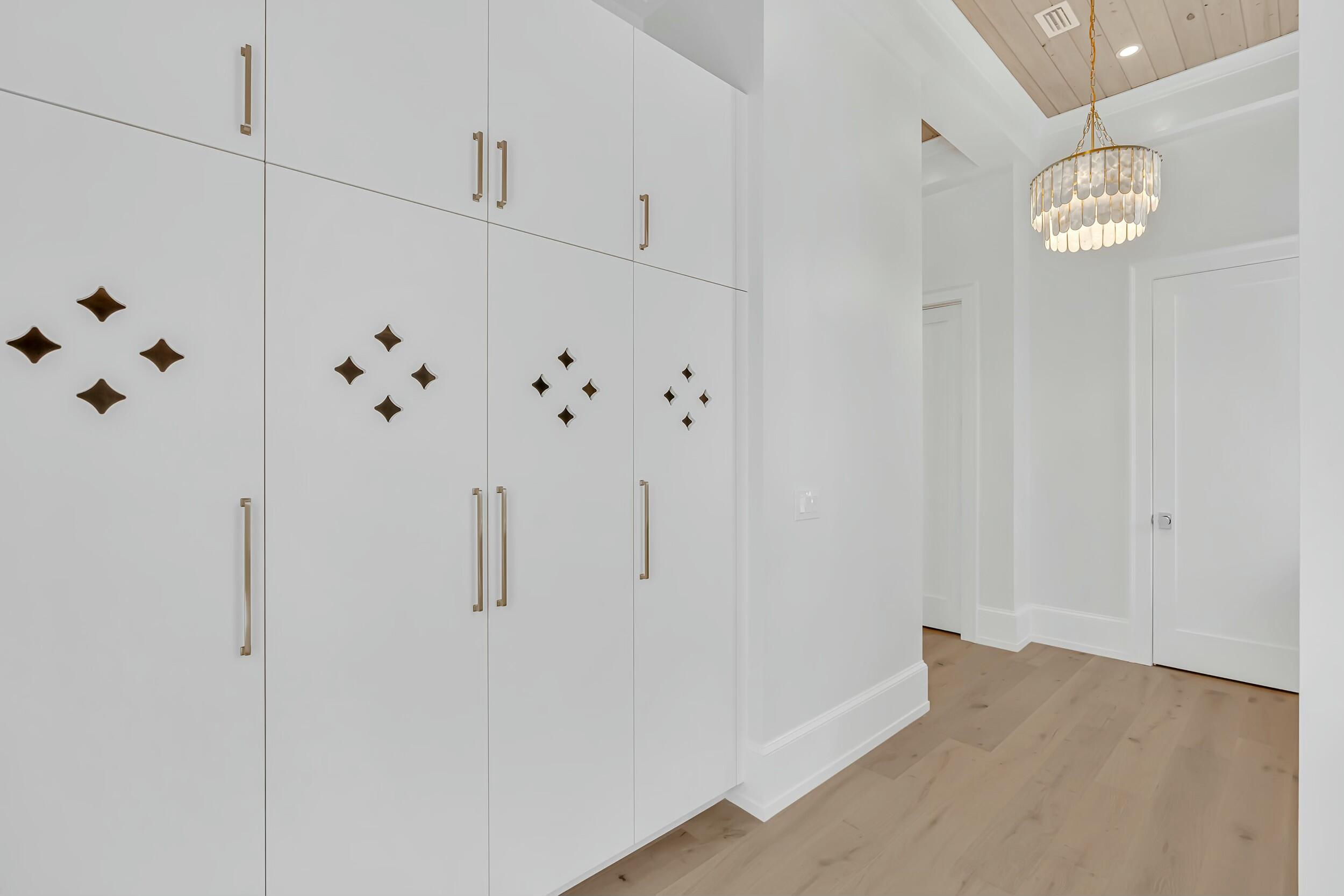 CHURCHILL OAKS - Residential