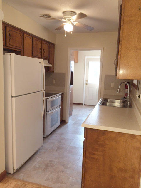 WHISPERING LAKES ESTATES - Residential Lease