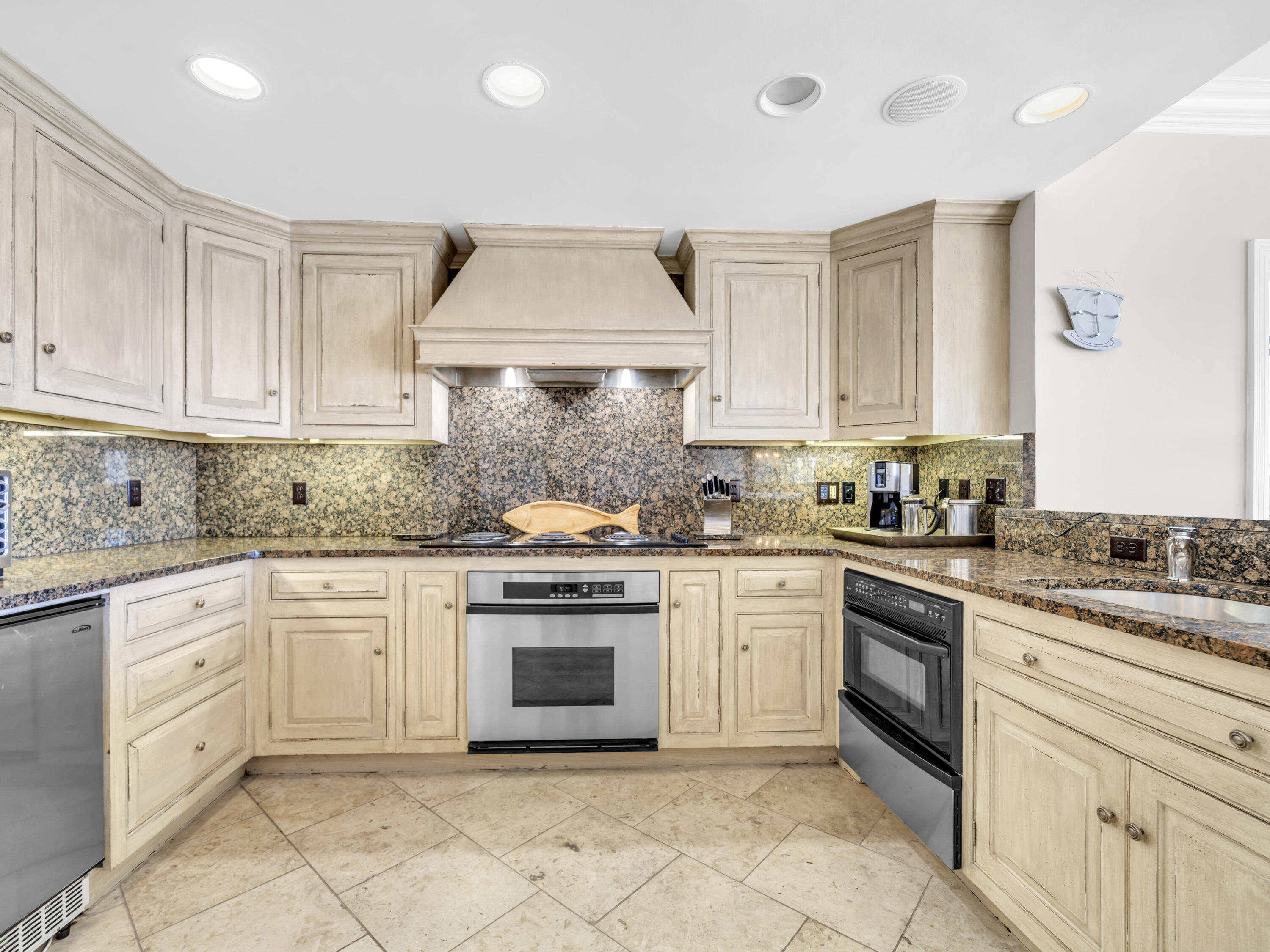 HOLIDAY ISLE TOWERS CONDO - Residential