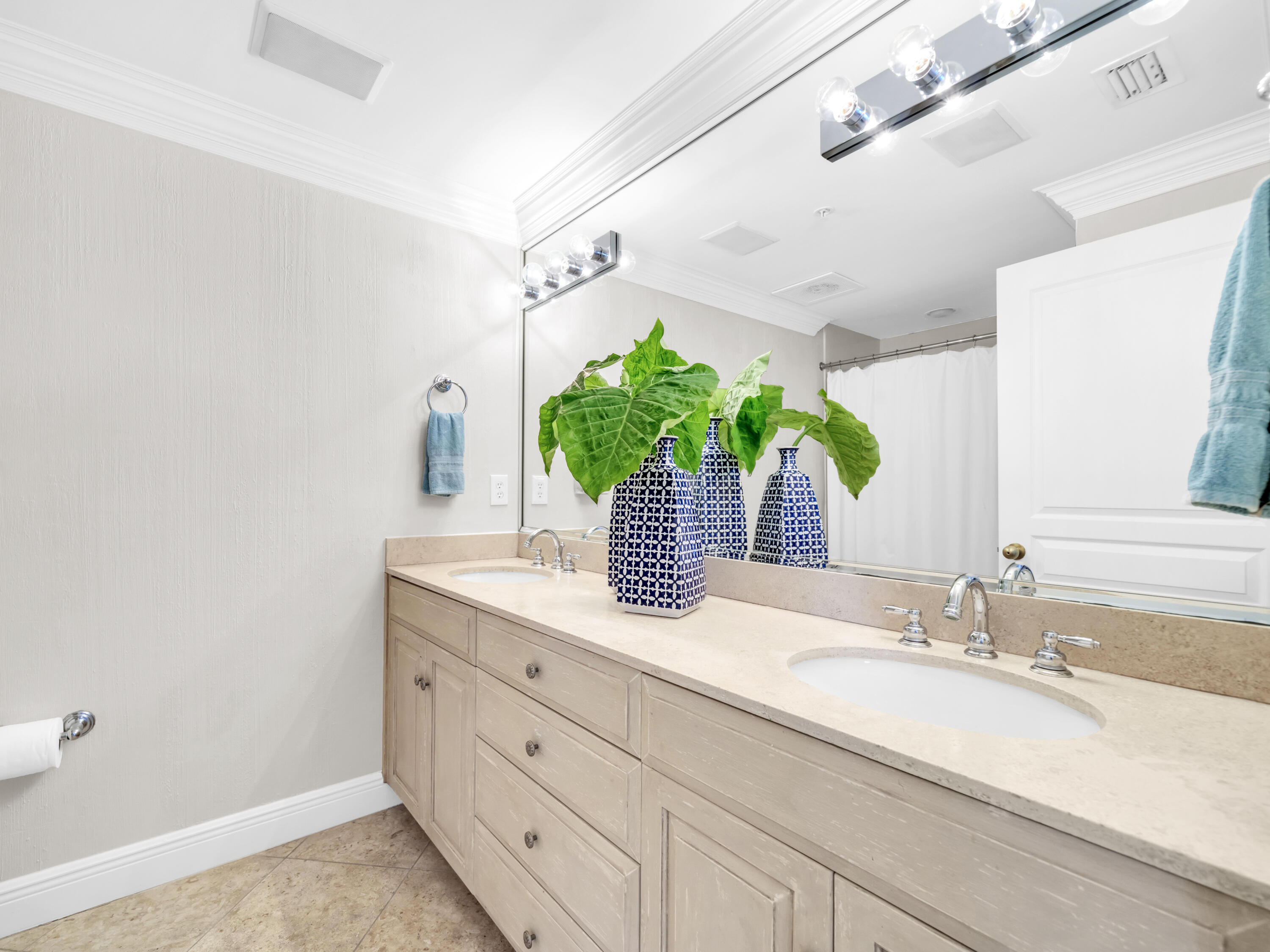 HOLIDAY ISLE TOWERS CONDO - Residential