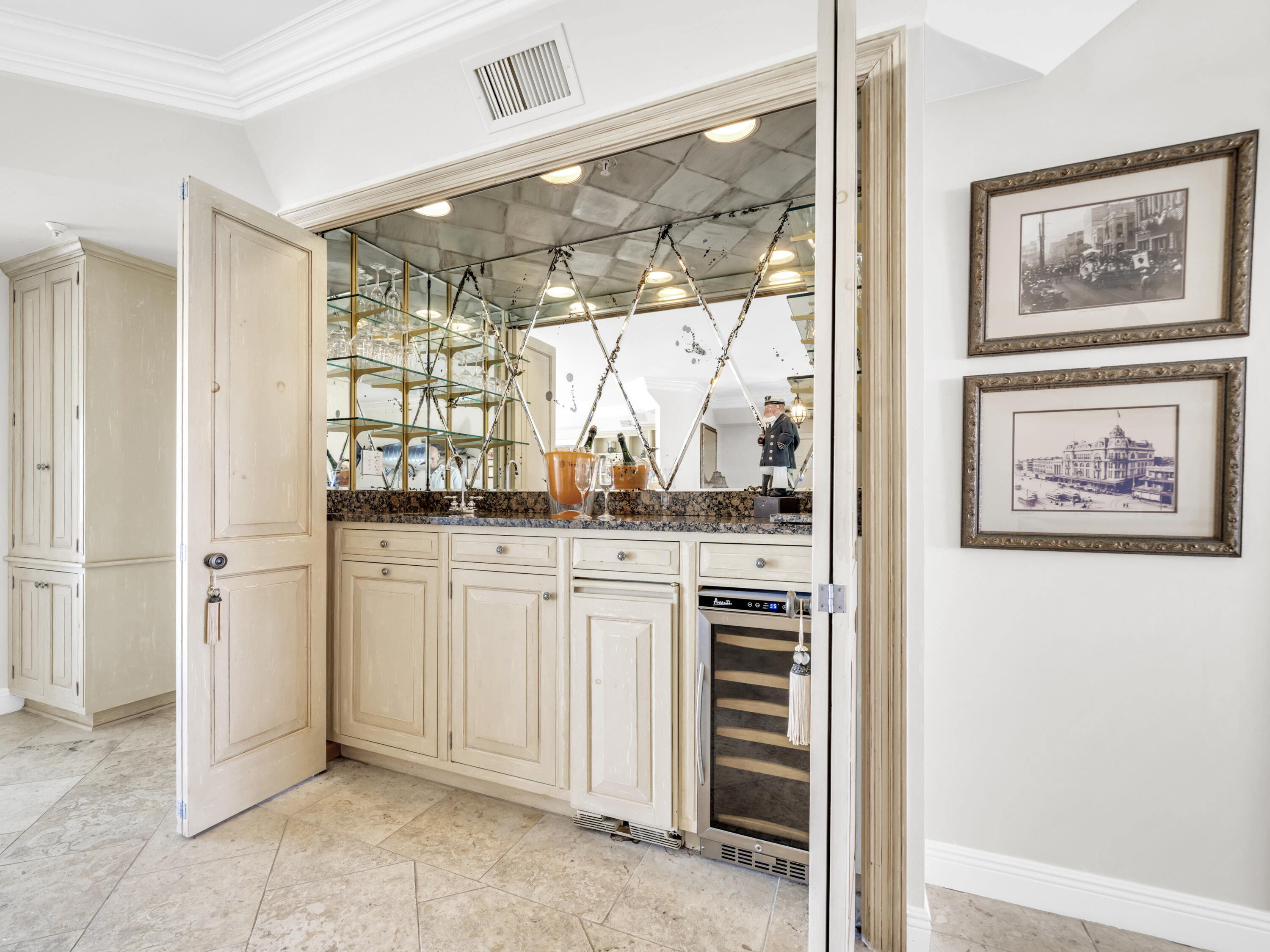 HOLIDAY ISLE TOWERS CONDO - Residential