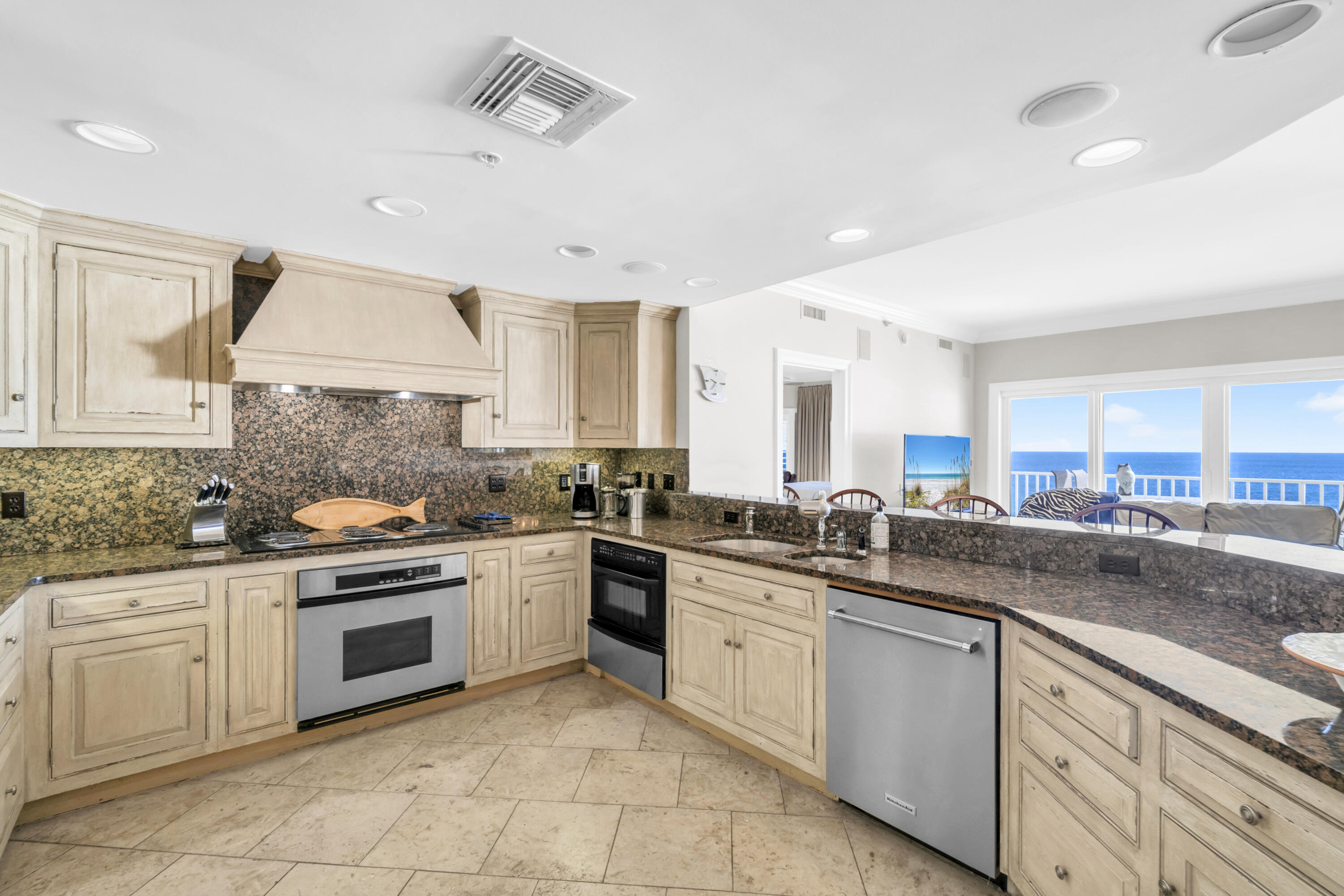 HOLIDAY ISLE TOWERS CONDO - Residential