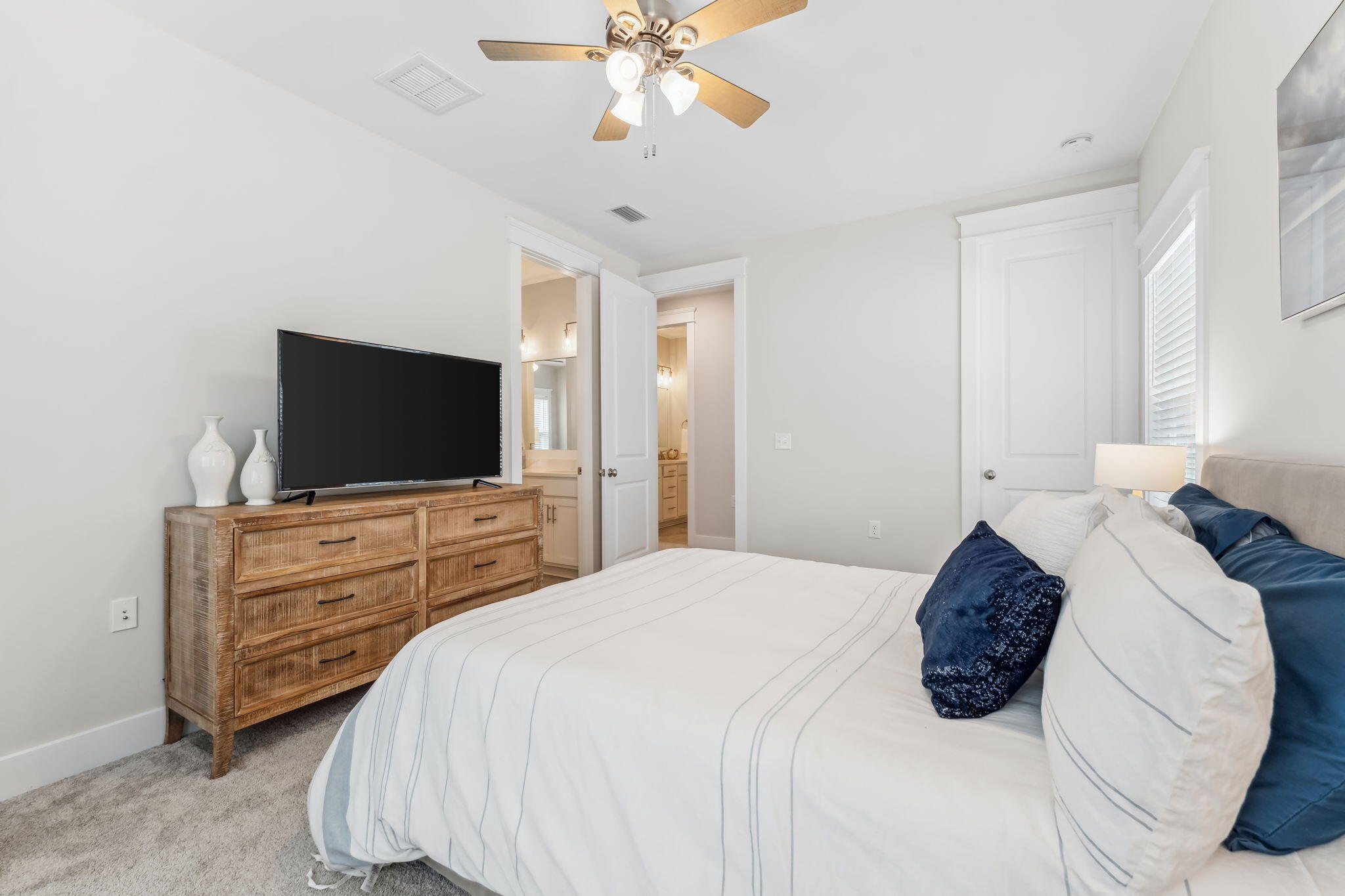 DAXTON ON THE BAY - Residential