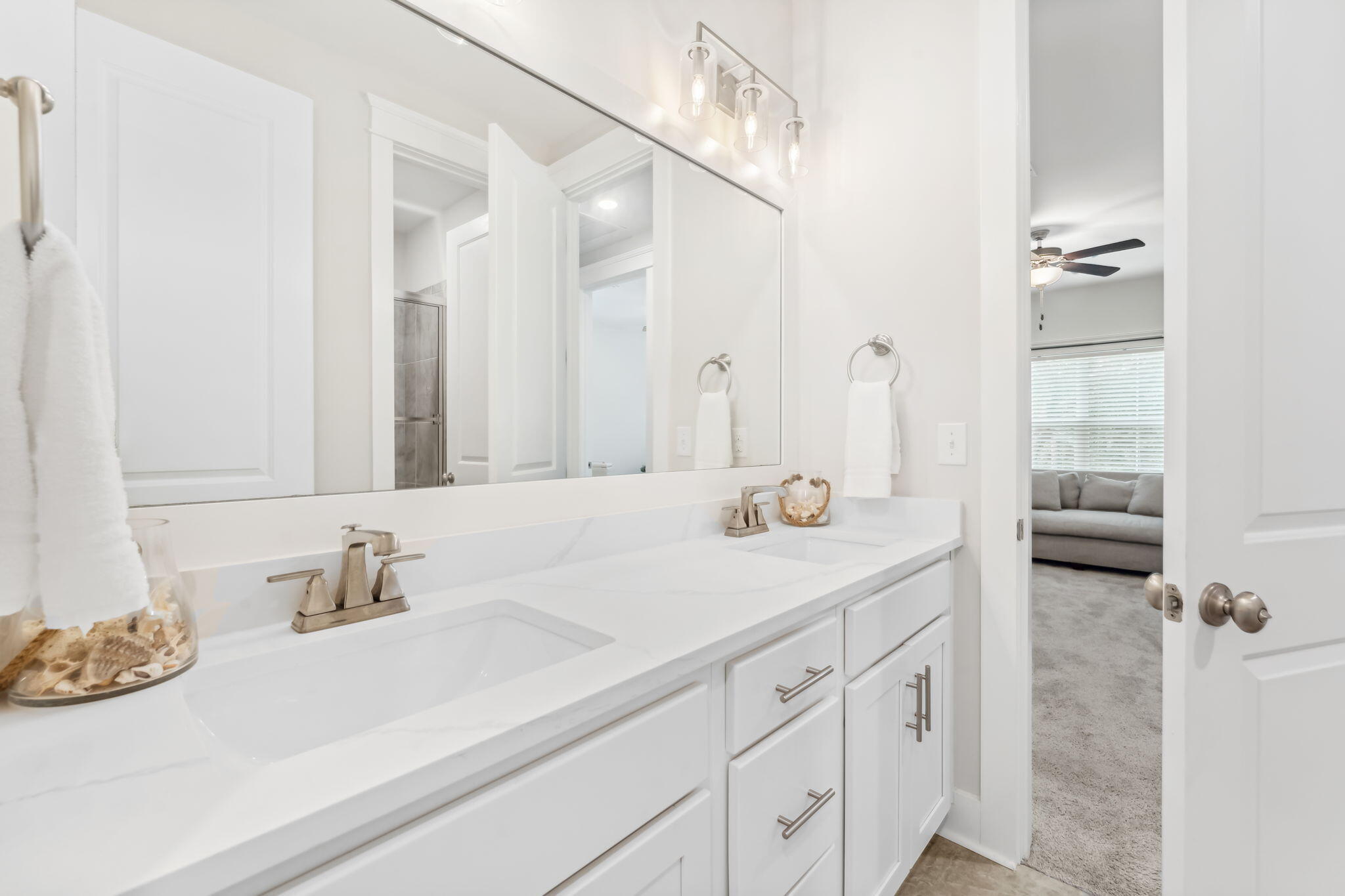 DAXTON ON THE BAY - Residential
