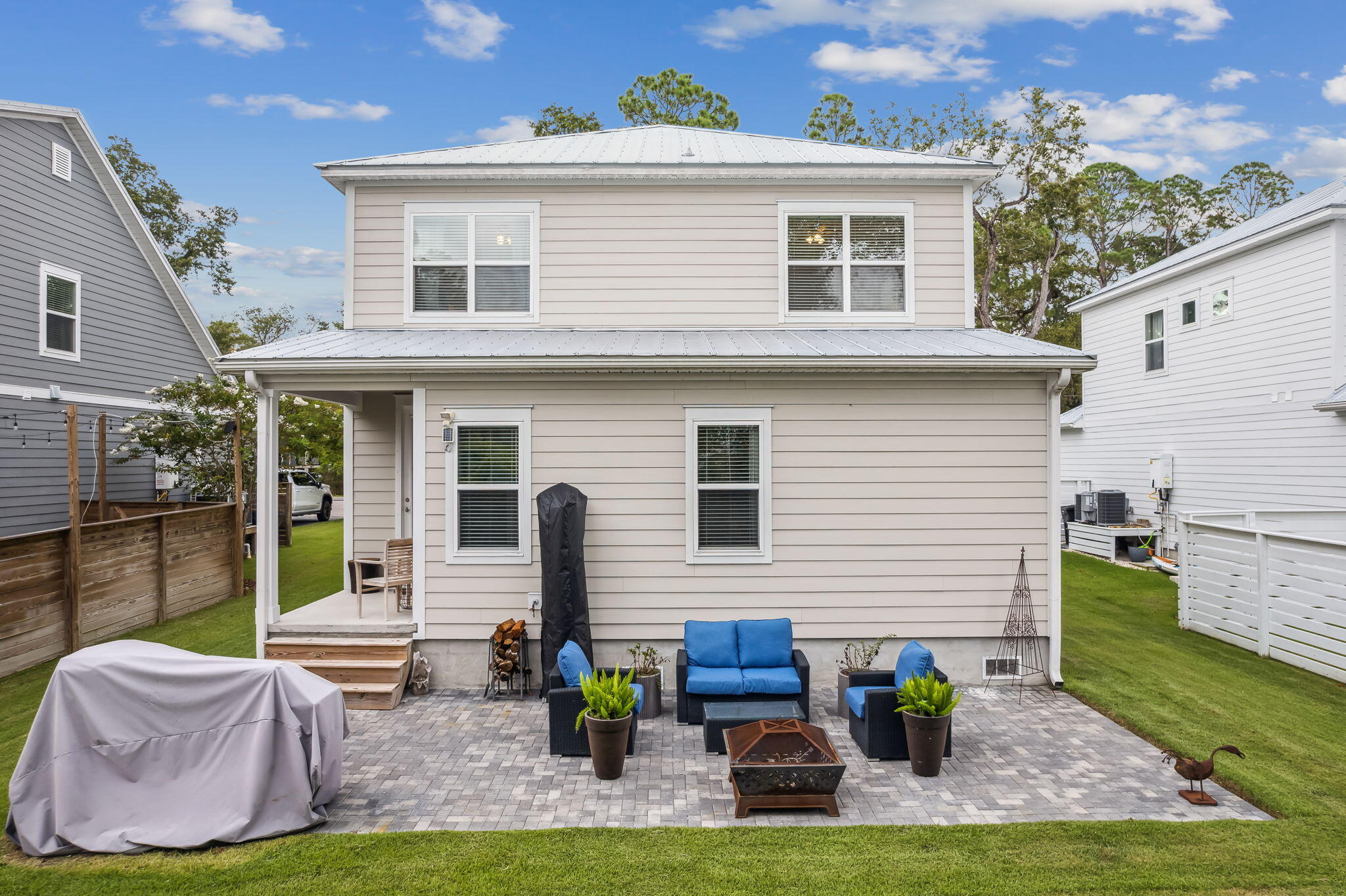 DAXTON ON THE BAY - Residential