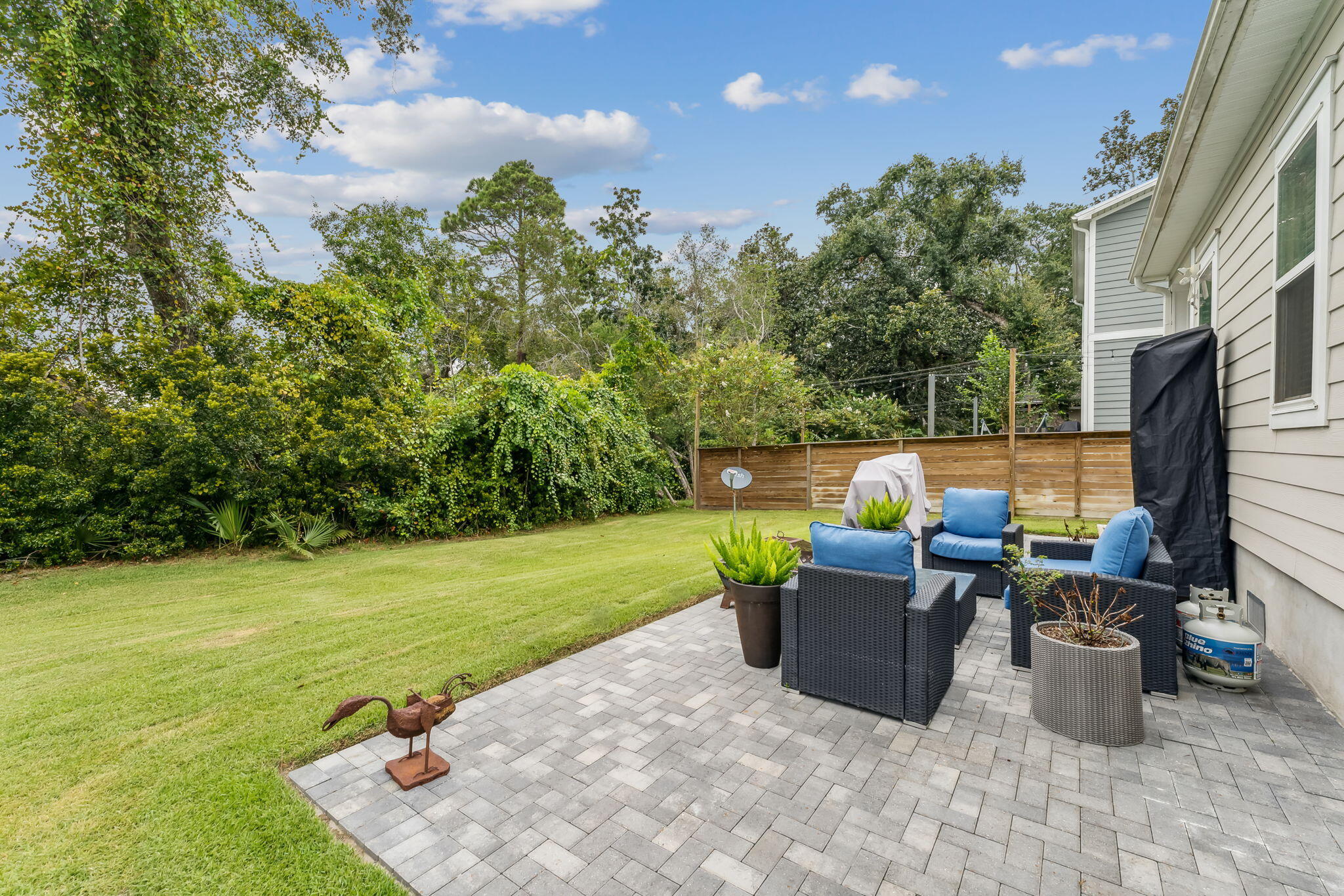 DAXTON ON THE BAY - Residential
