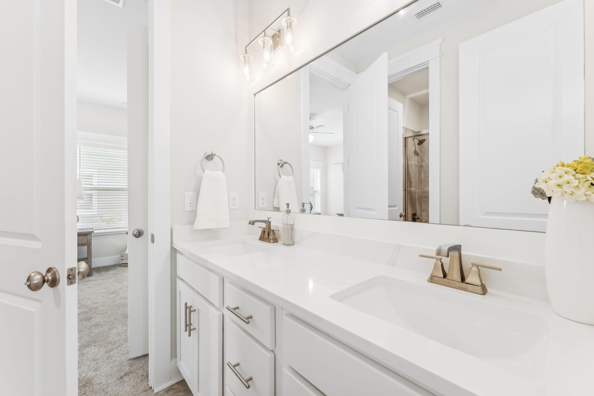 DAXTON ON THE BAY - Residential