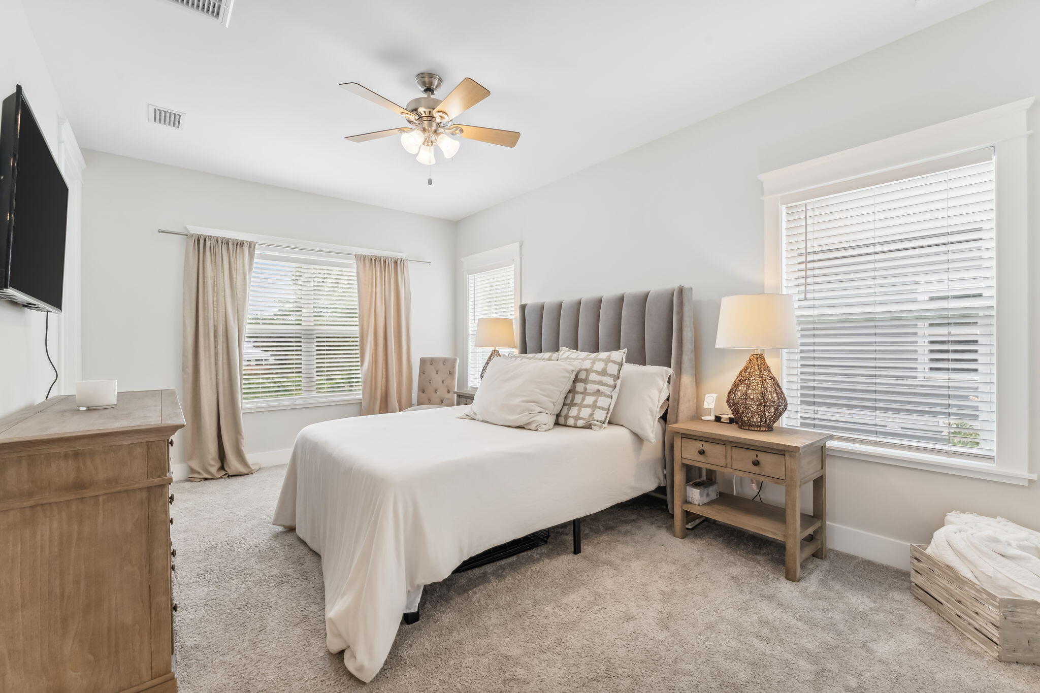 DAXTON ON THE BAY - Residential
