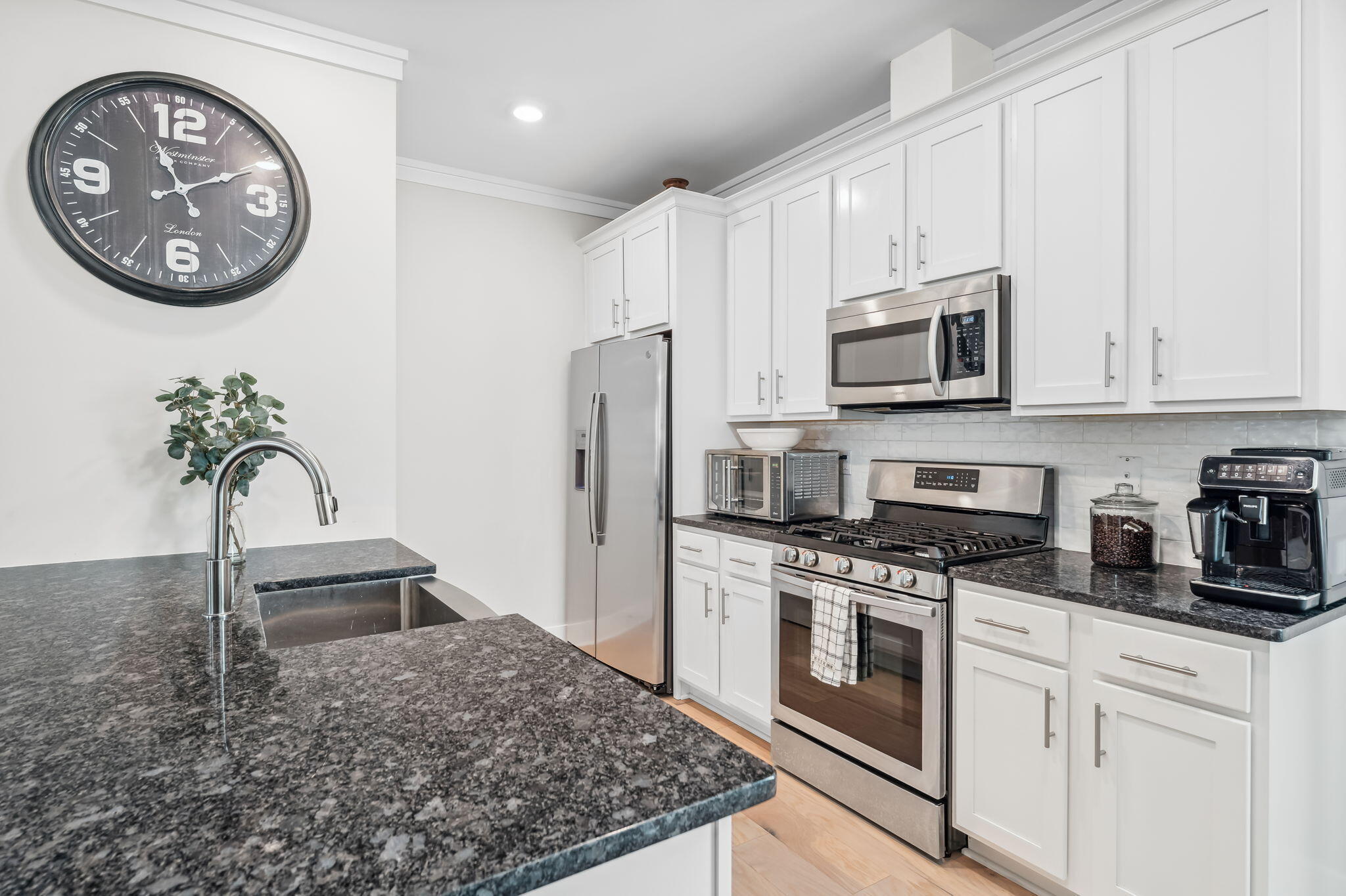 DAXTON ON THE BAY - Residential