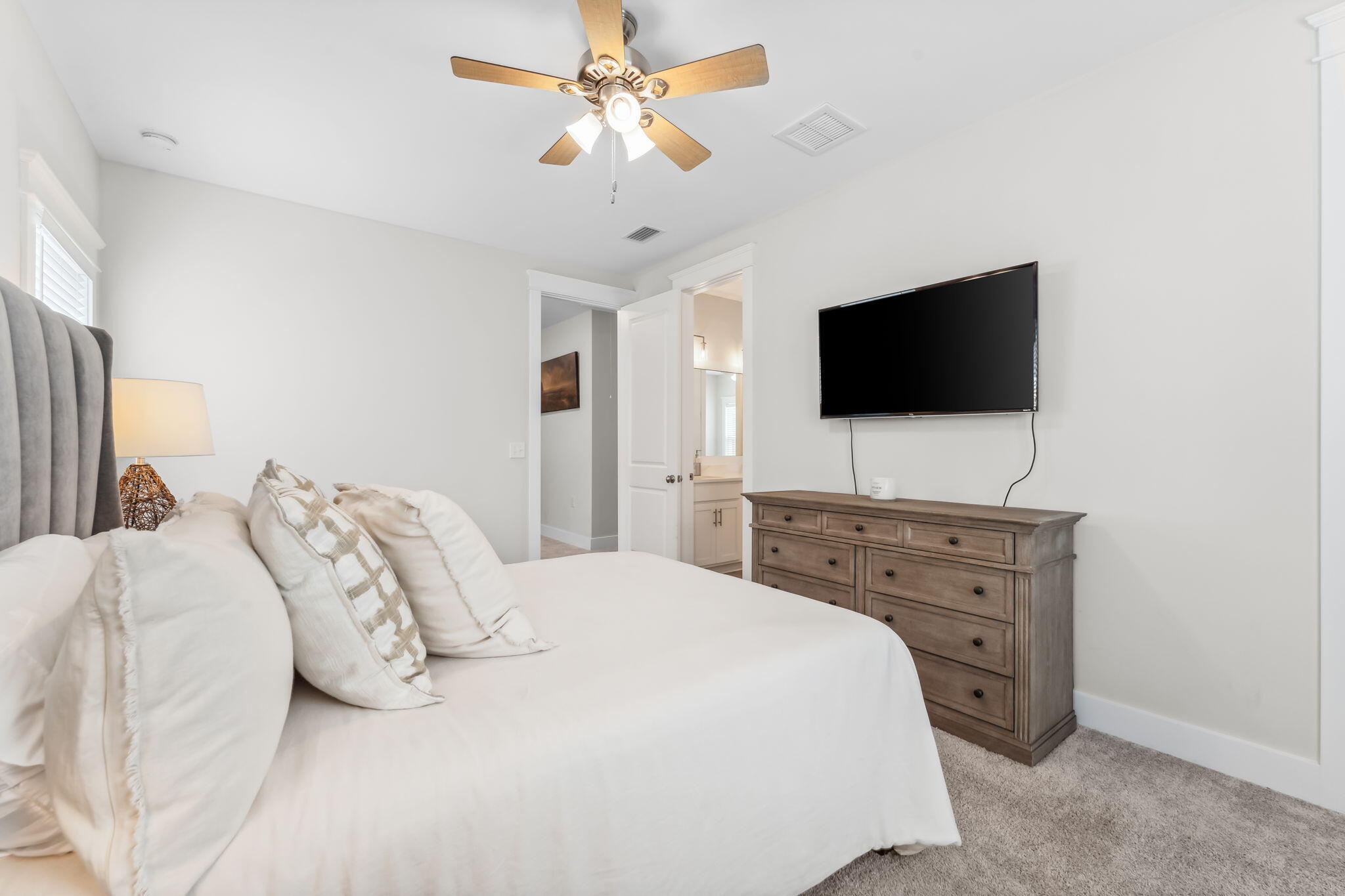 DAXTON ON THE BAY - Residential