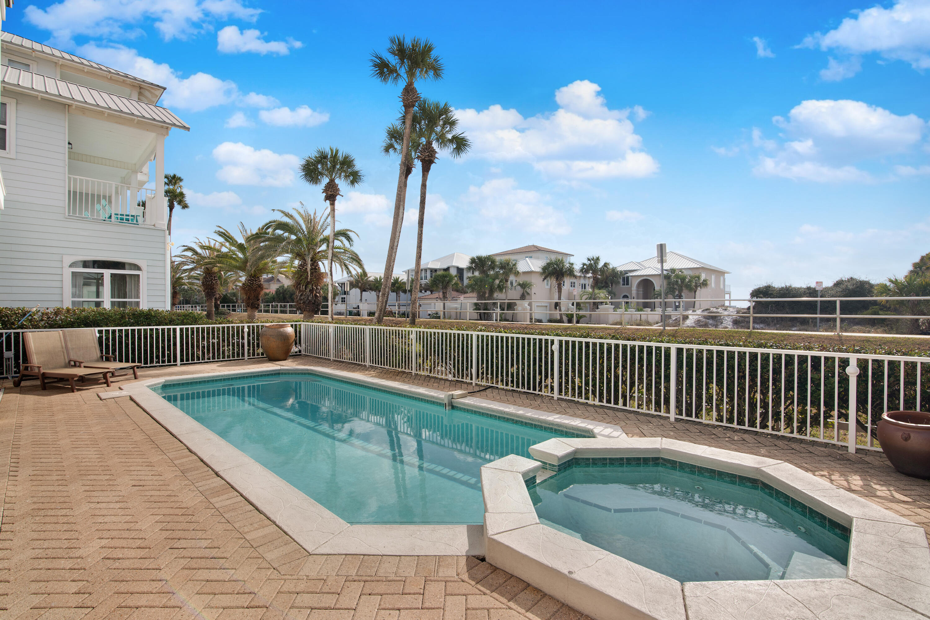 CRYSTAL SHORES - Residential