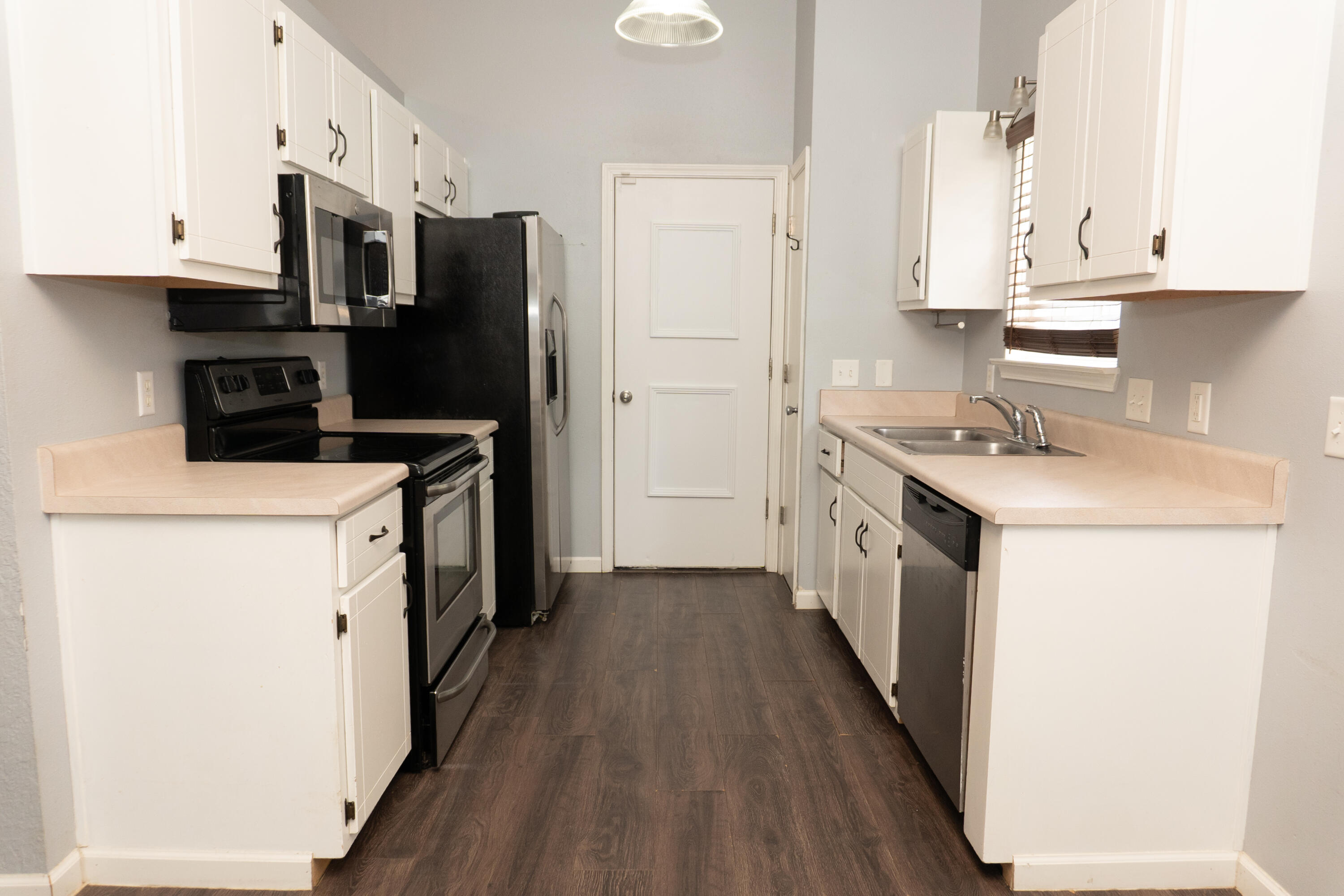 COUNTRYVIEW ESTATES 1ST ADDN - Residential Lease