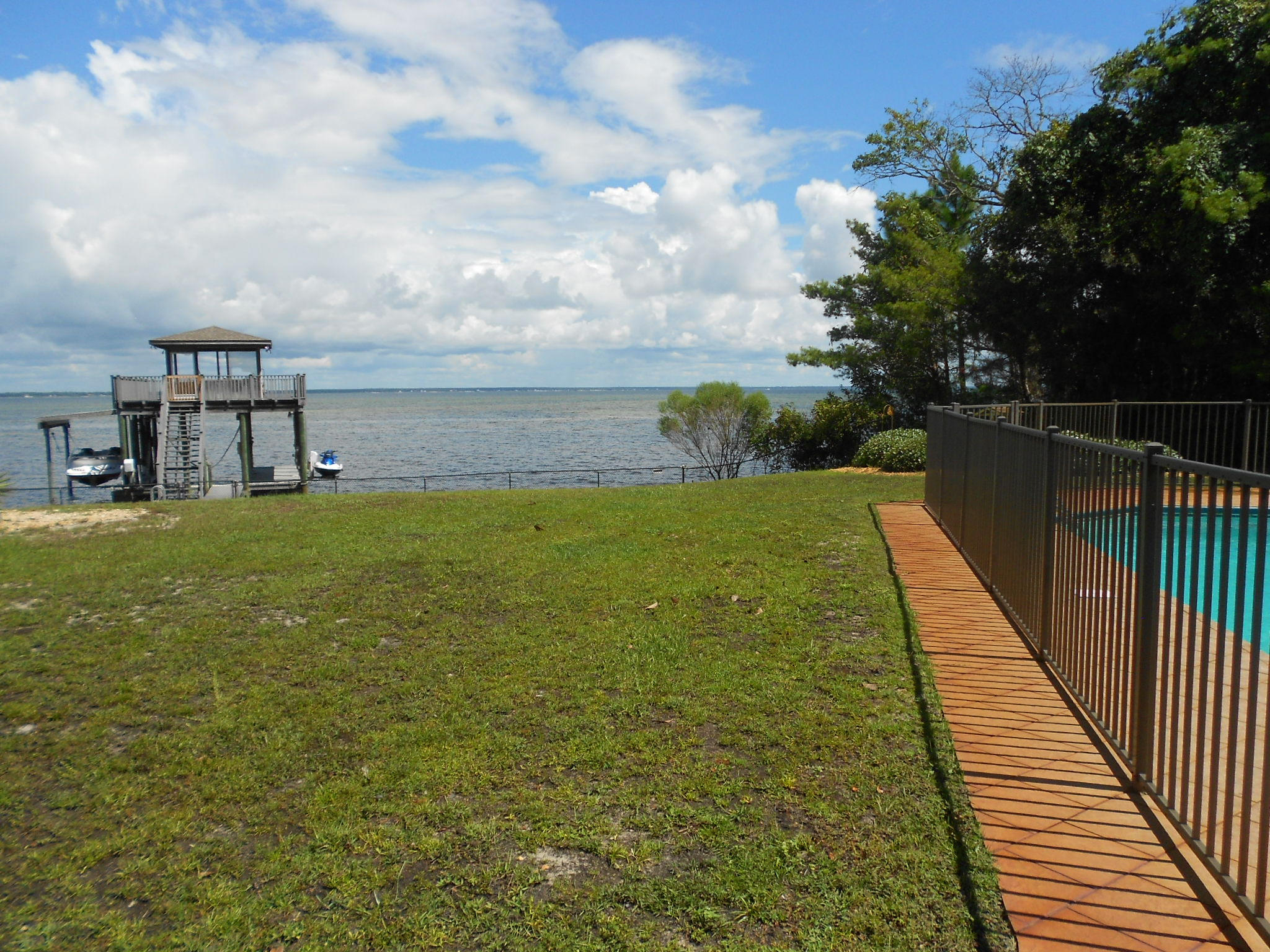 WHISPERING OAKS - Residential