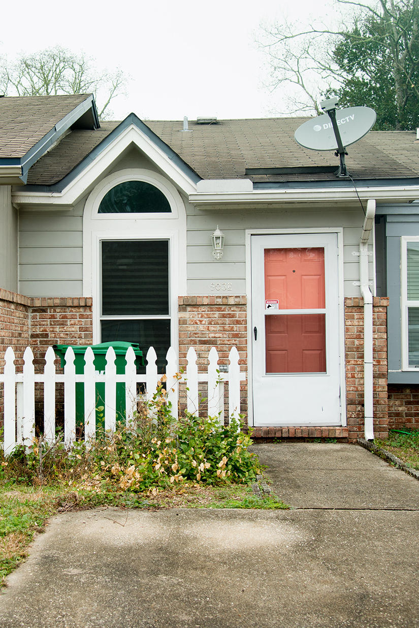 Cute one bedroom centrally located to both Eglin AFB and Hurlburt Field. Fenced back yard. Small pet upon approval with pet fee.