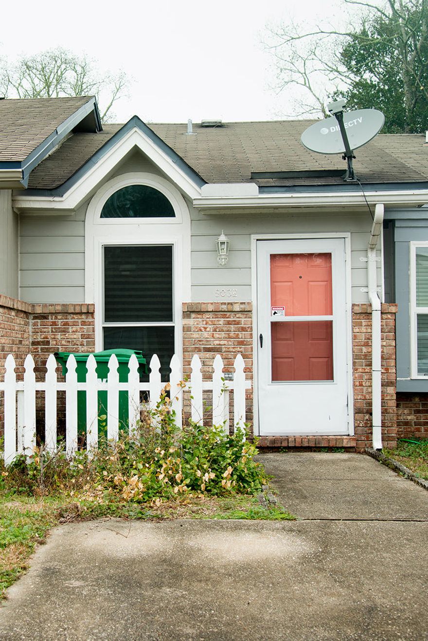 Cute one bedroom centrally located to both Eglin AFB and Hurlburt Field. Fenced back yard. Small pet upon approval with pet fee.