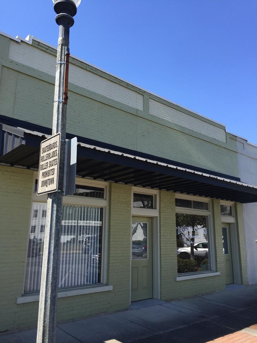 Great office space that is centrally located in Crestview, directly across from the Okaloosa County Courthouse. The space consist of 3 separate office spaces,a large reception area, 2 bathrooms and a kitchenette/break room.