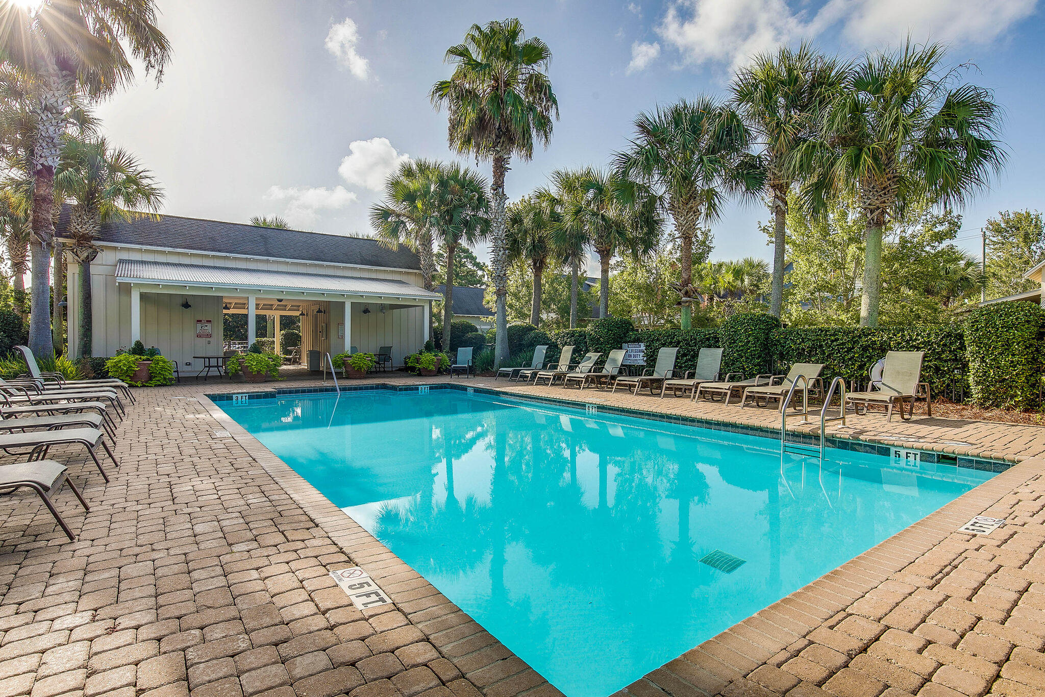 BUNGALOS AT SANDESTIN - Residential