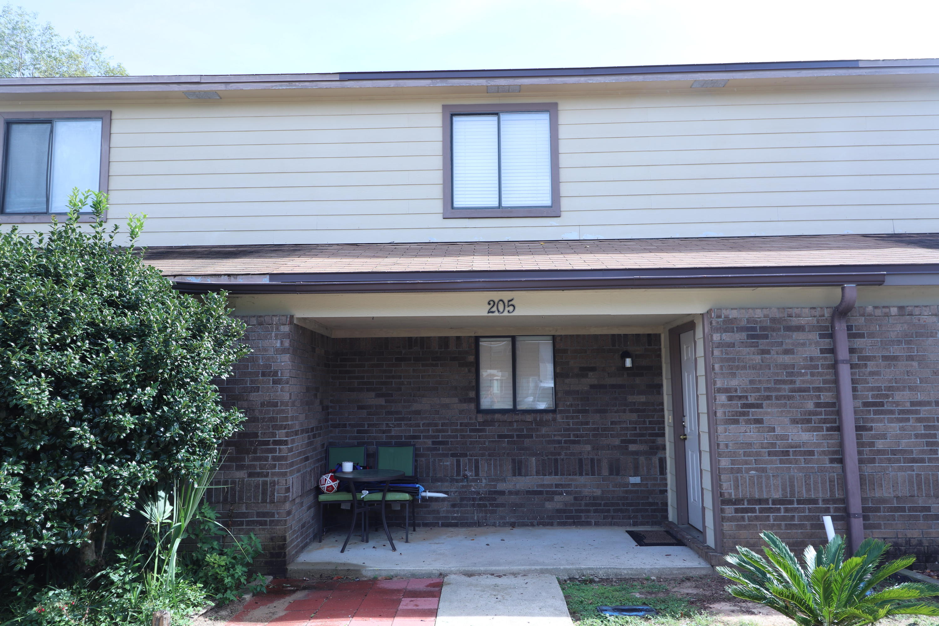 Charming and cared for Townhome. Recent back yard refresh and recently painted inside. Minutes from Eglin AFB and Hurlburt Field. Close to downtown, shopping and moments from the beautiful white sands of the Emerald Coast.Buyer to verify all dimensions. PA site is inaccurate.