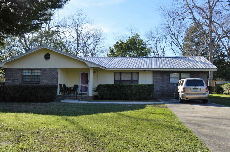Great house in downtown Bonifay. Minutes from the schools and blocks from N. Waukesha St. Two bedroom / two bath home with plenty of space.There is another room/office without a closet but the room is huge. Sits on .62 acres and has access to both a cul de sac and Rangeline. There are two storage buldings on the lot as well. Dont miss out on this oppertunity to own this awesome house with this large lot!