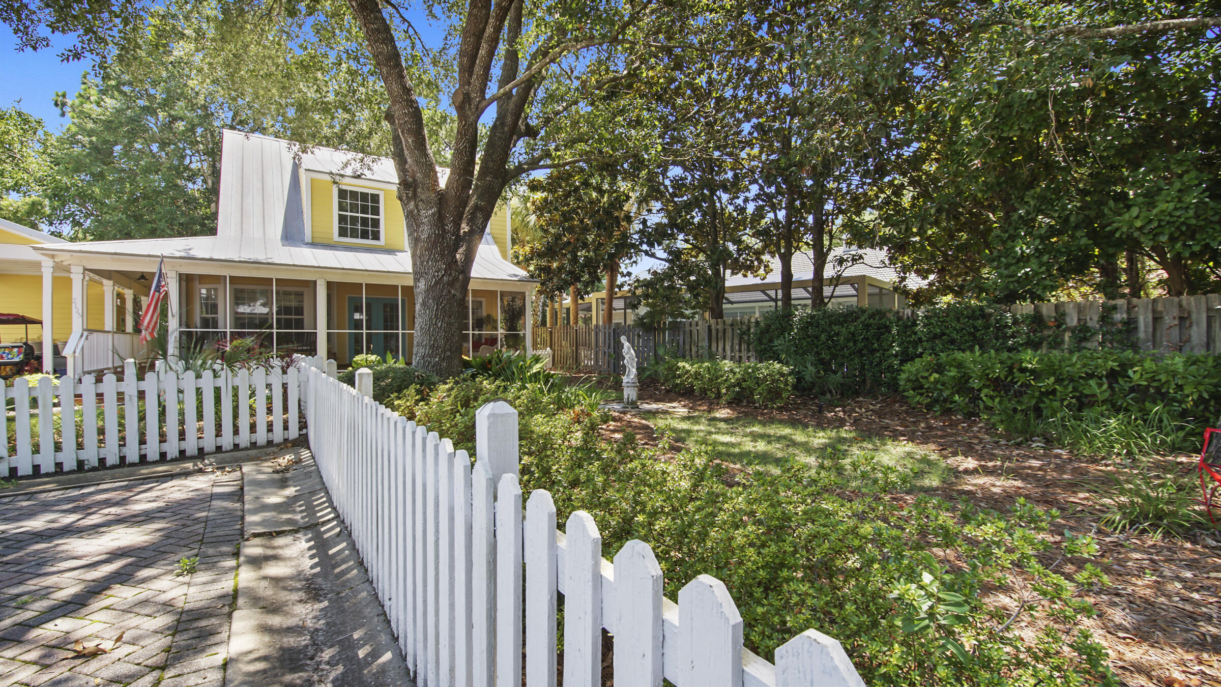 CRYSTAL LAKE - Residential