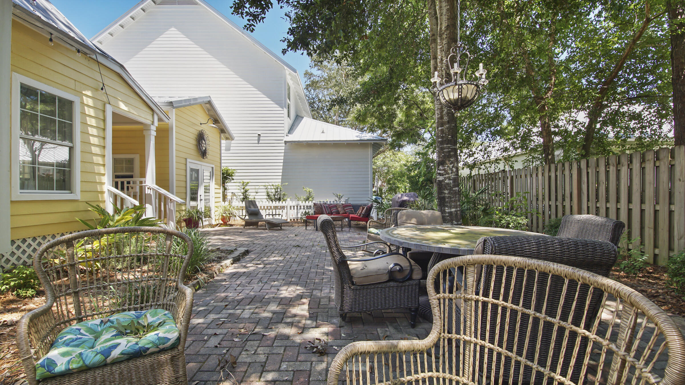 CRYSTAL LAKE - Residential