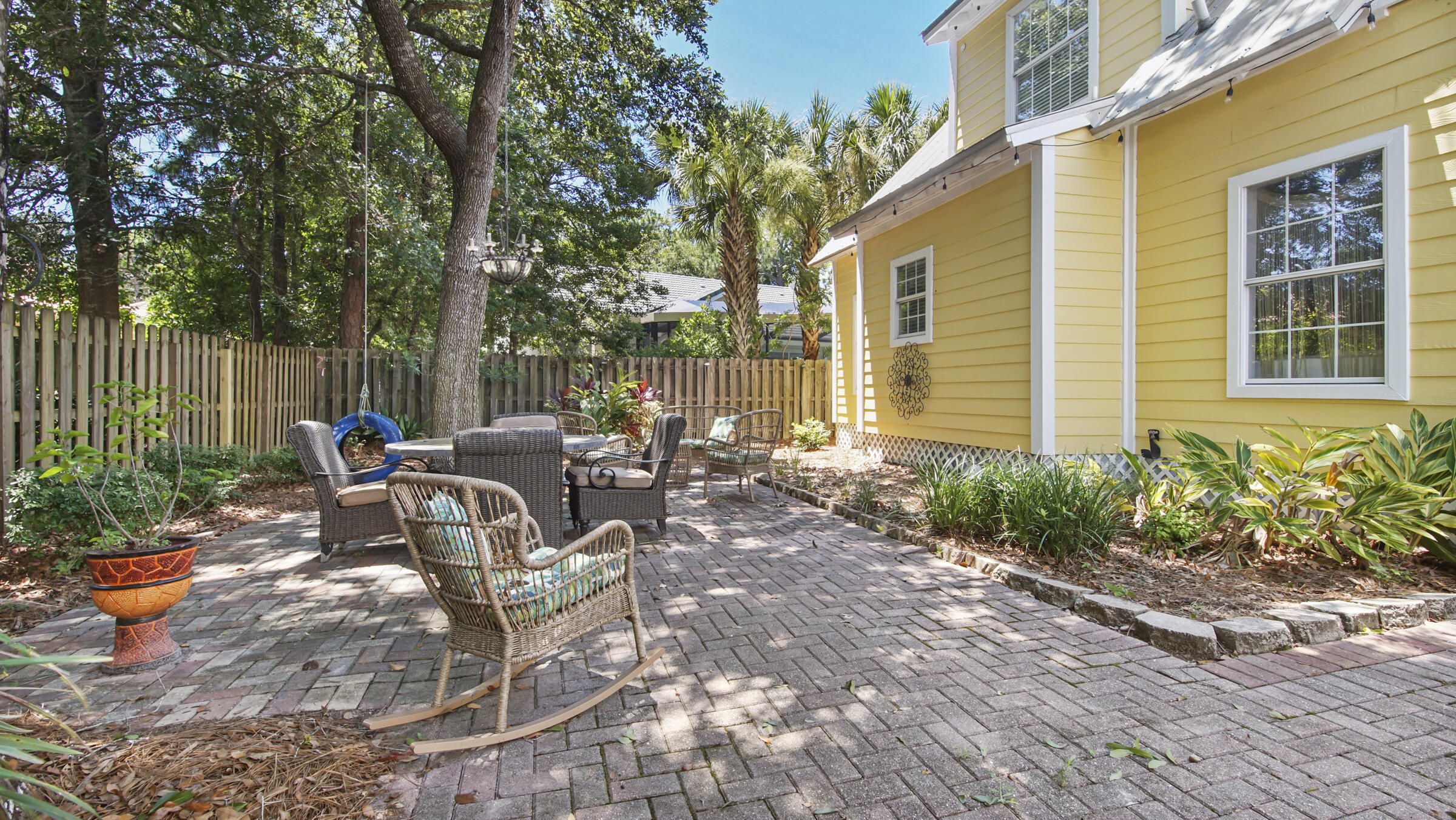 CRYSTAL LAKE - Residential